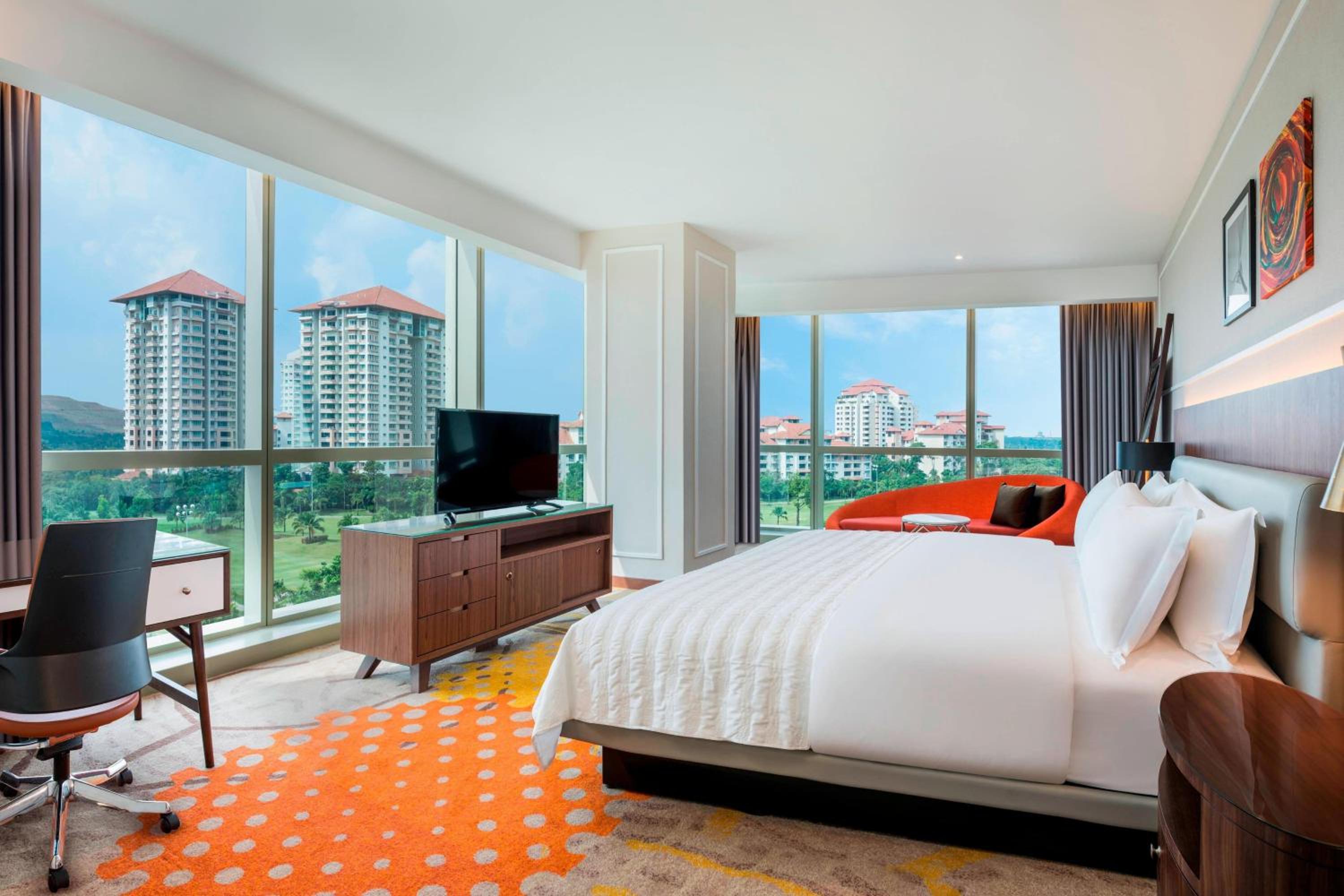 1 King Bed, Club Lounge Access, Gallery Suite photo 2