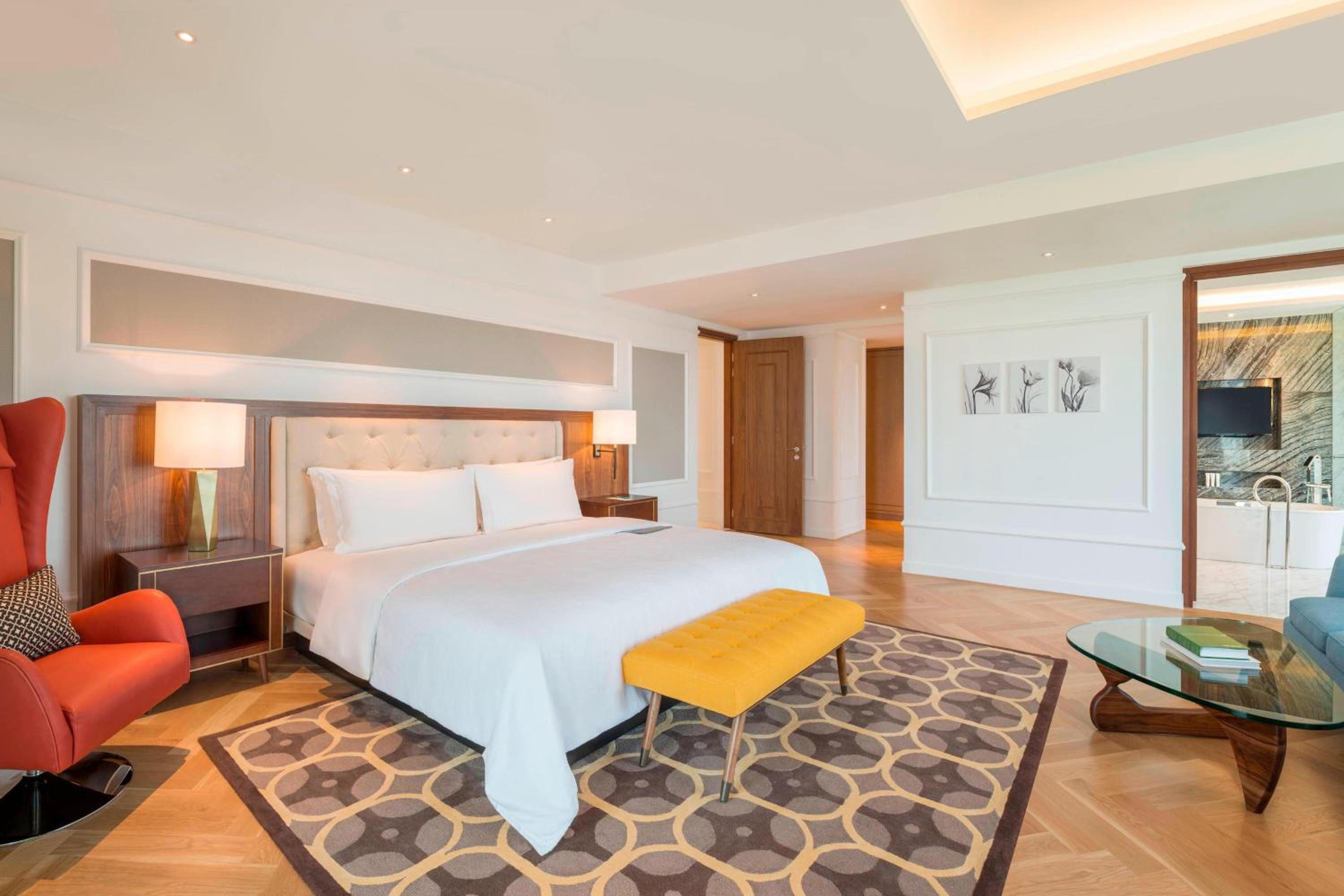 1 King Bed, Club Lounge Access, Presidential Suite photo 2