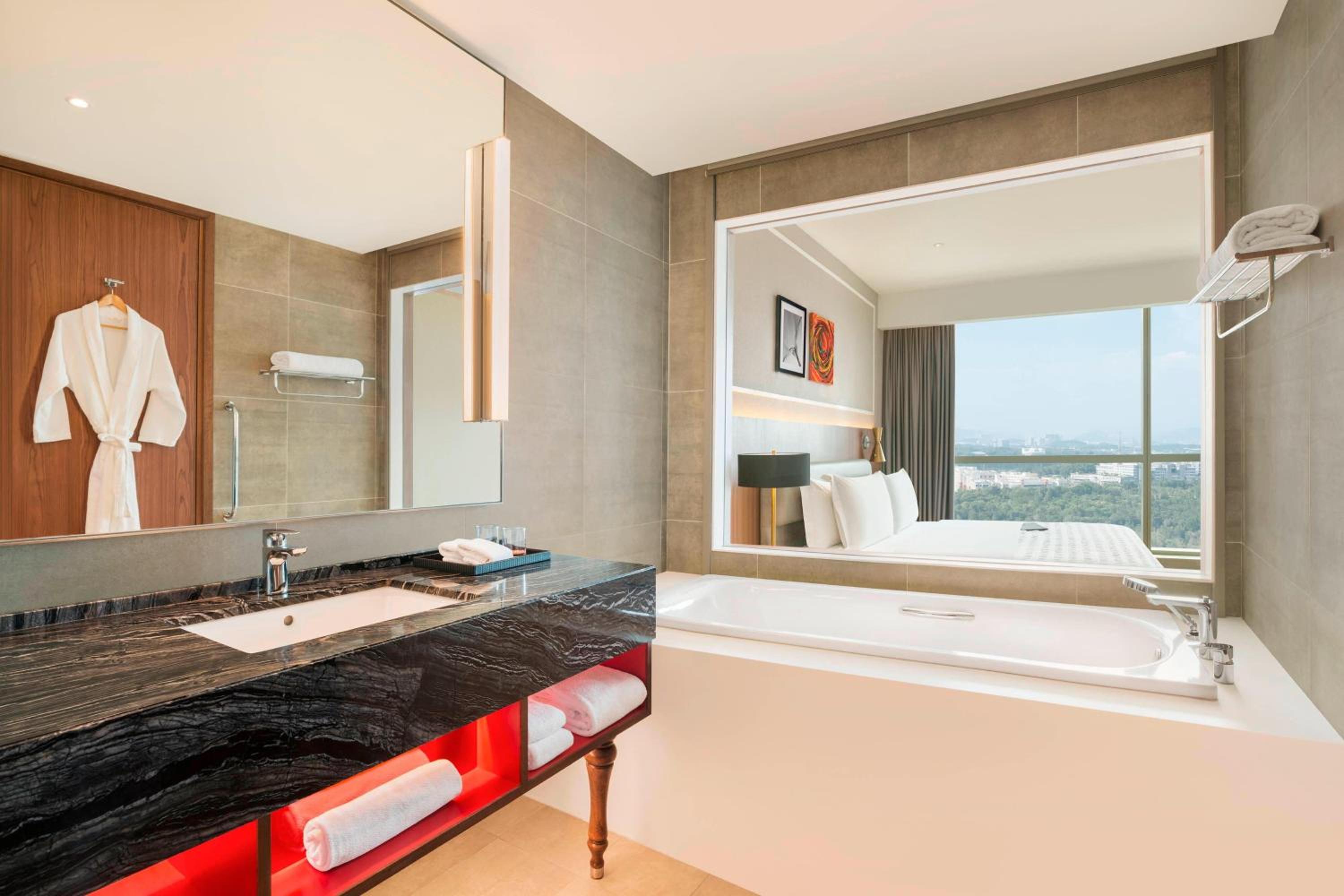 1 King Bed, Club Lounge Access, Suite photo 3
