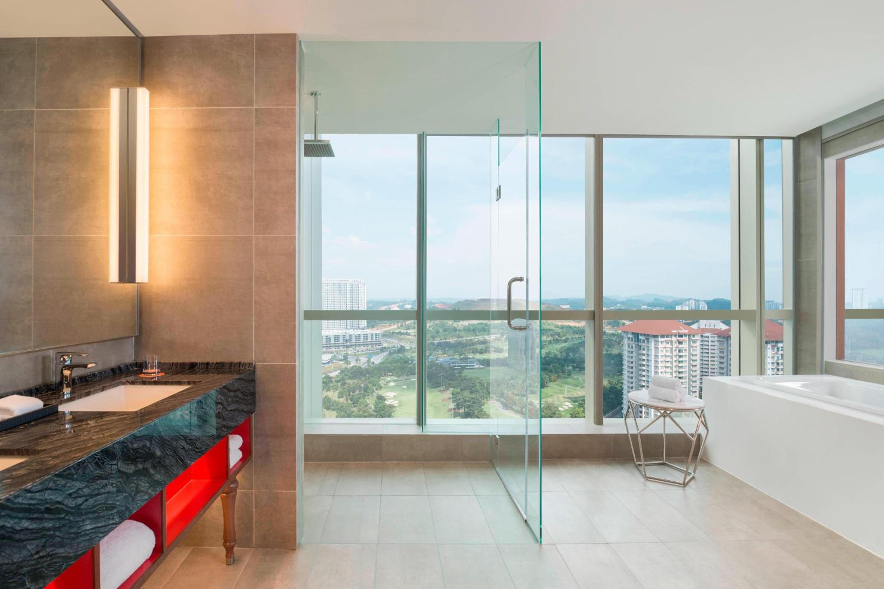 1 King Bed, Club Lounge Access, Gallery Suite photo 3