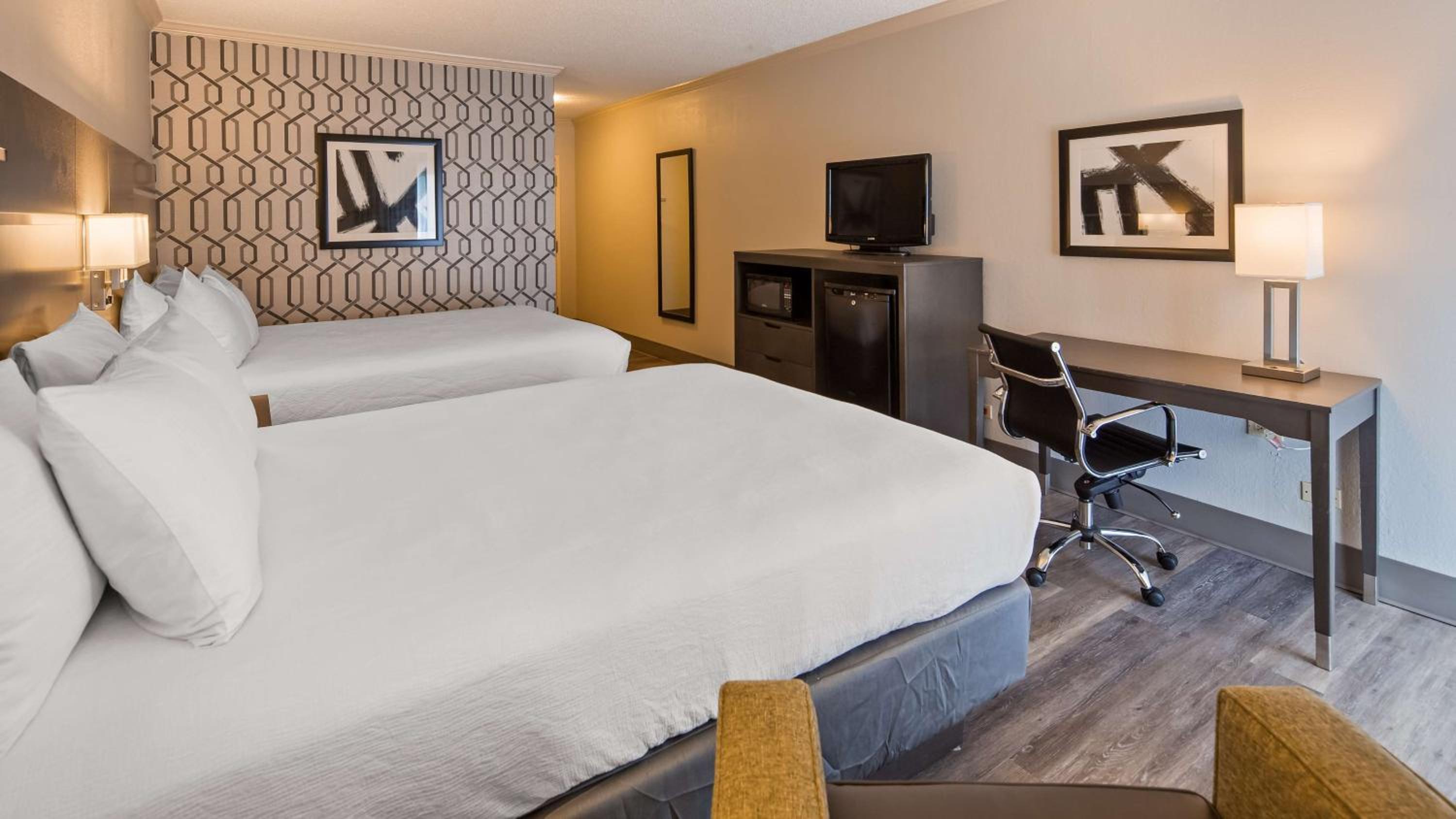 Queen Room with Two Queen Beds - Photo 3