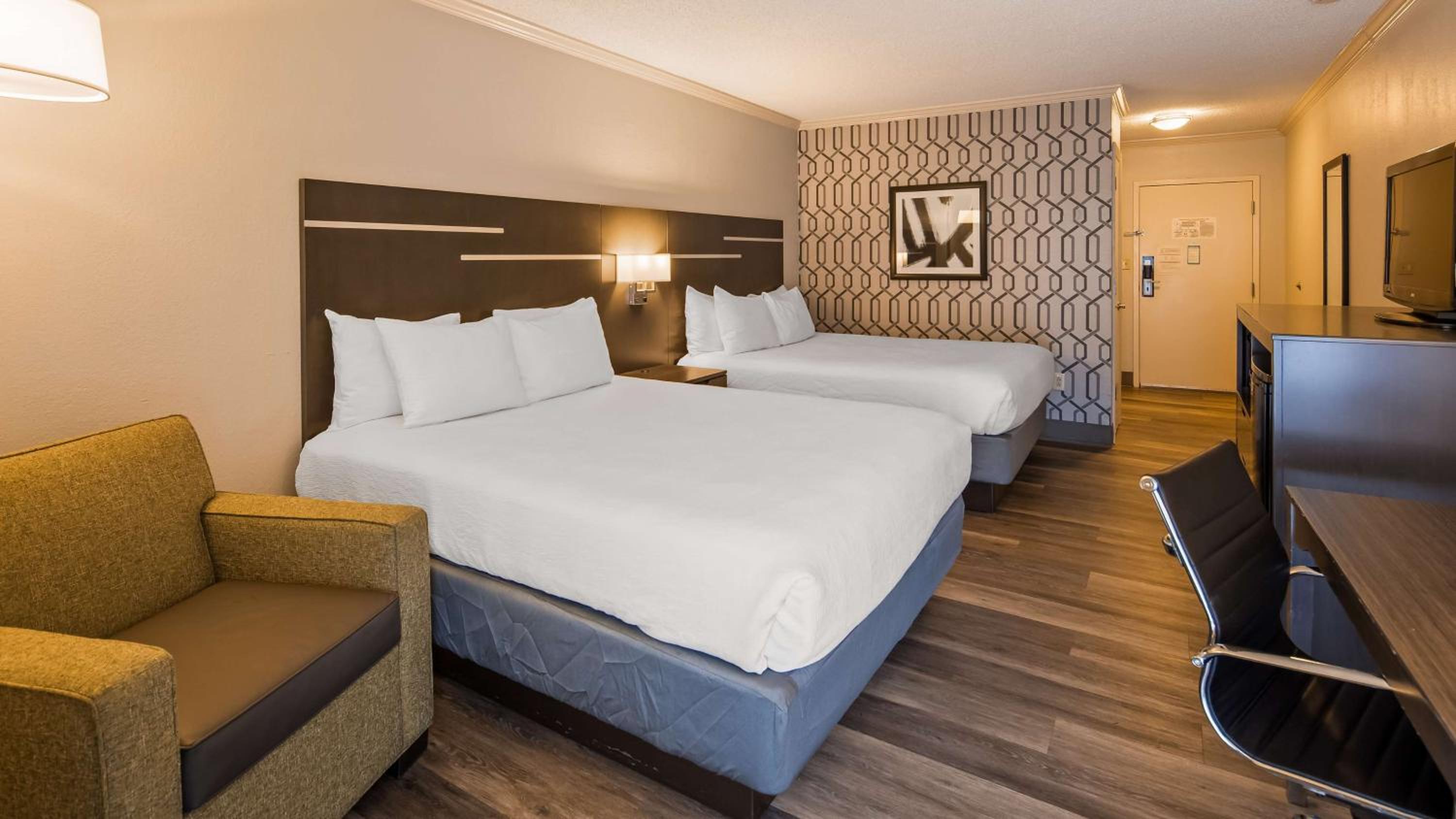 Queen Room with Two Queen Beds - Photo 4