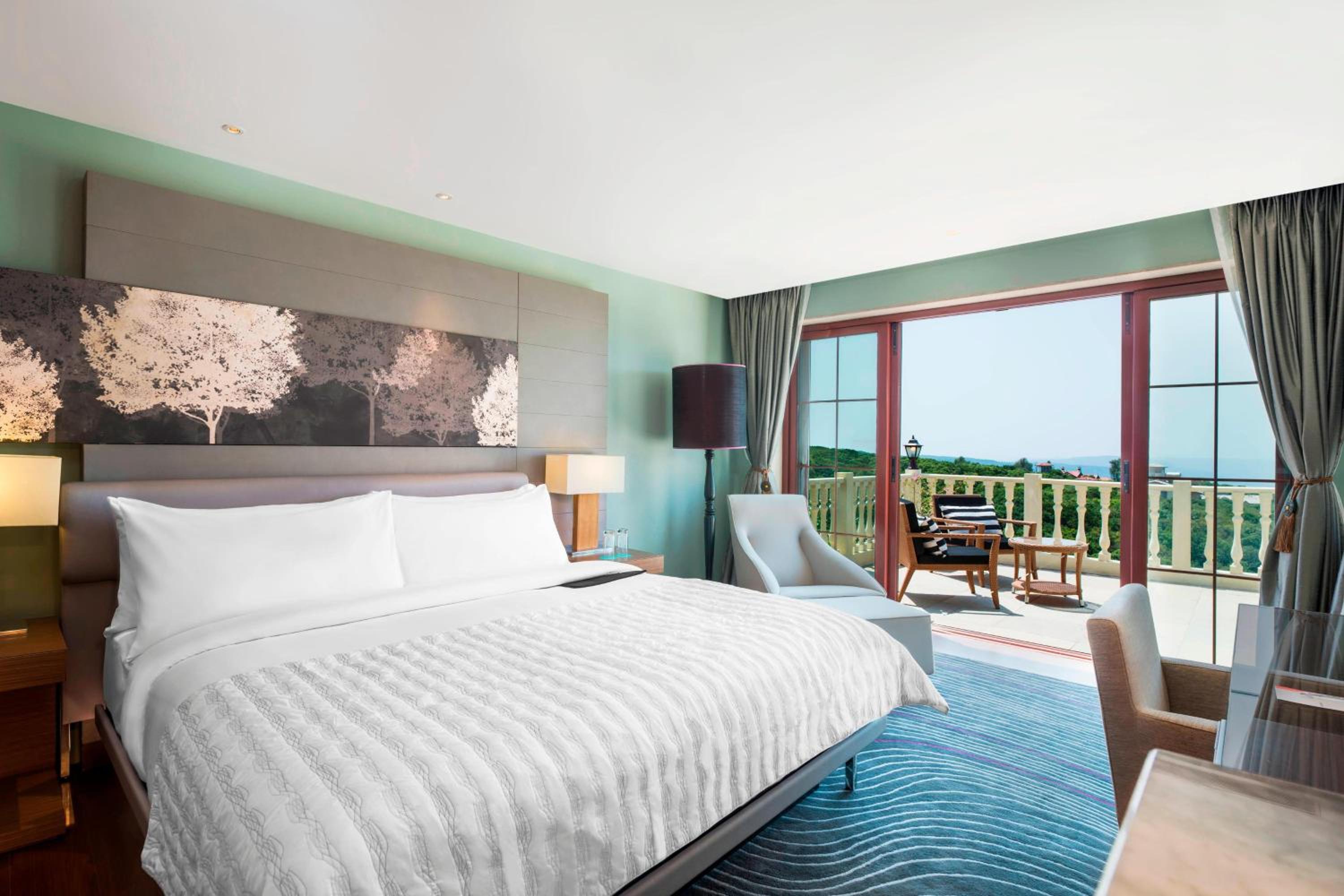 1 King Bed, Forest View, Sanctuary Suite