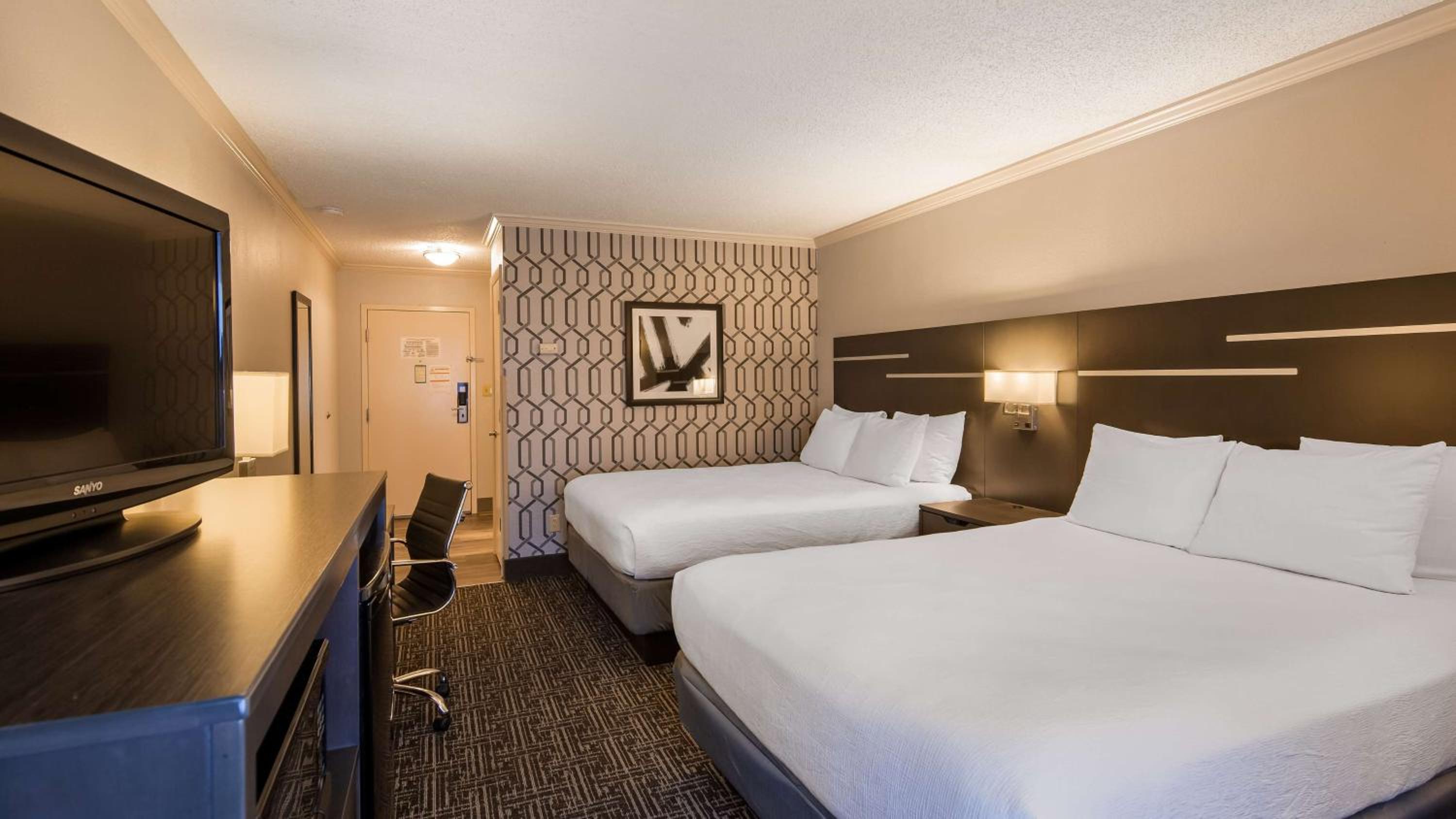 Queen Room with Two Queen Beds and Bath Tub - Disability Access/Non-Smoking  - Photo 4