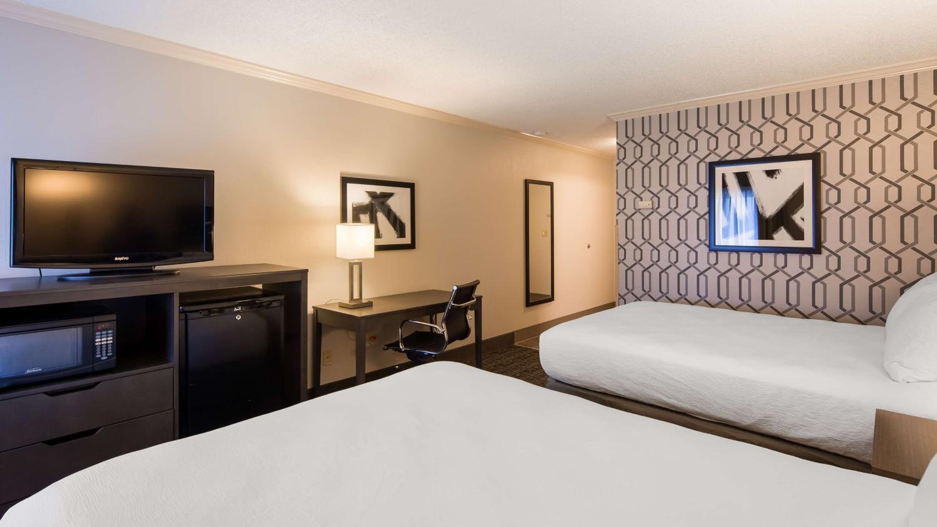 Queen Room with Two Queen Beds and Bath Tub - Disability Access/Non-Smoking  - Photo 2