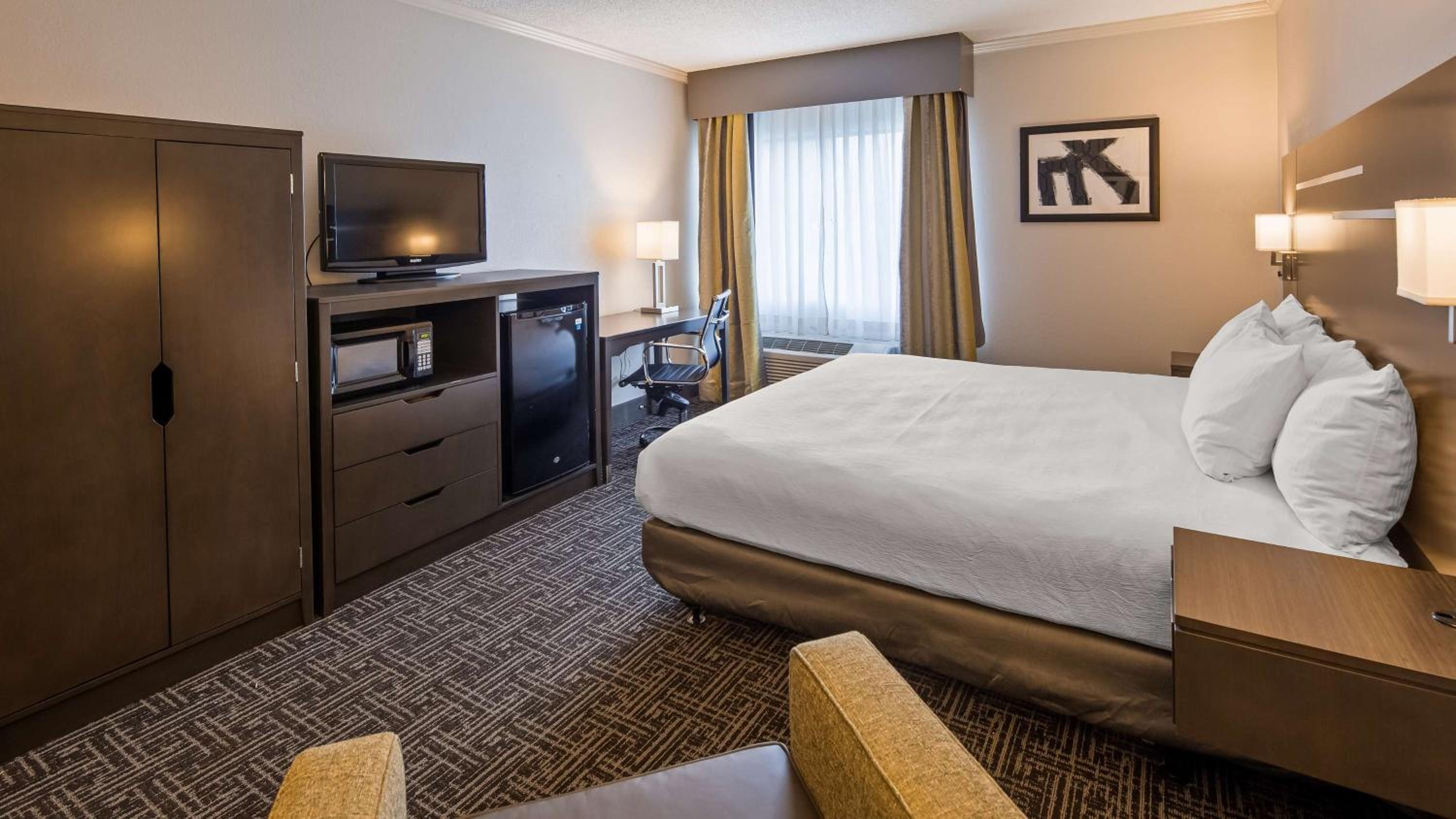 King Room with Roll-in Shower - Disability Access/Non-Smoking - Photo 4