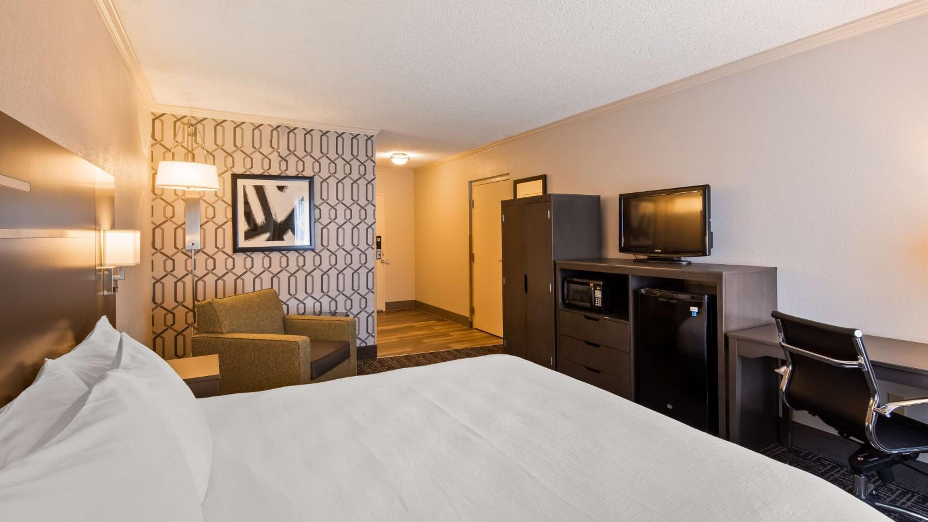 King Room with Roll-in Shower - Disability Access/Non-Smoking - Photo 2