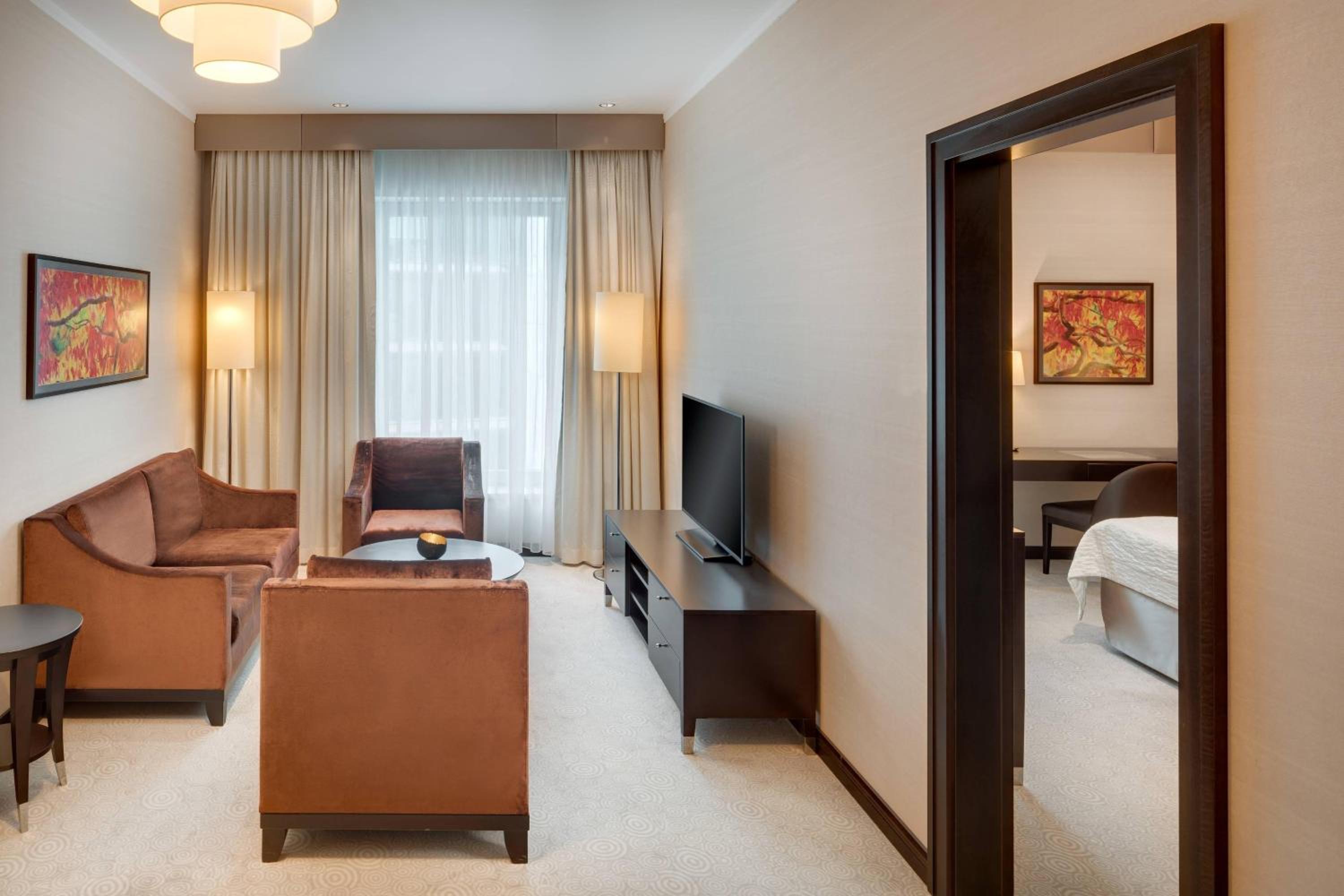 Deluxe Suite, Grand Living Room access level - Photo 3