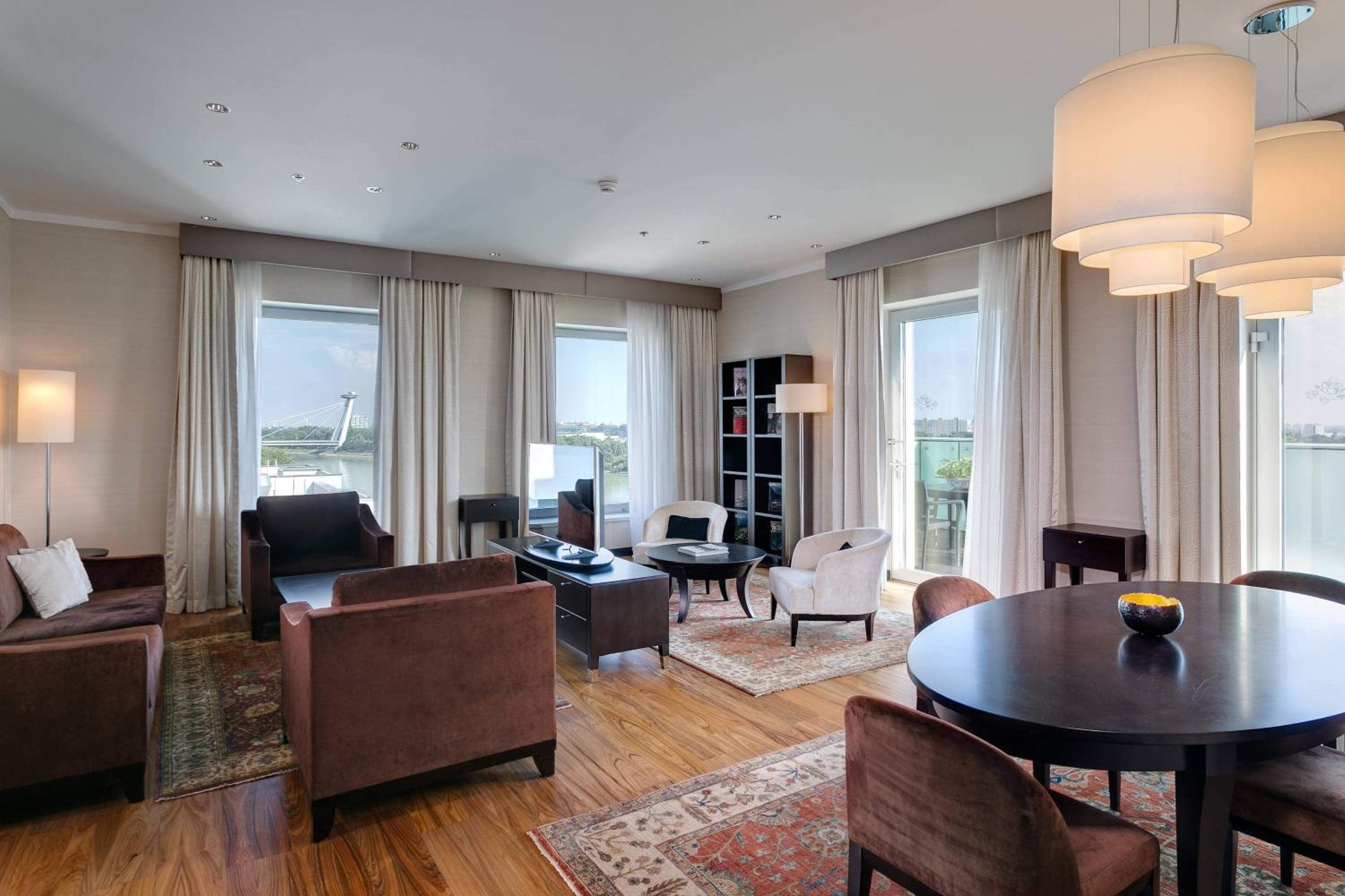 Danube Suite, Grand Living Room access level, 1 King - Photo 5