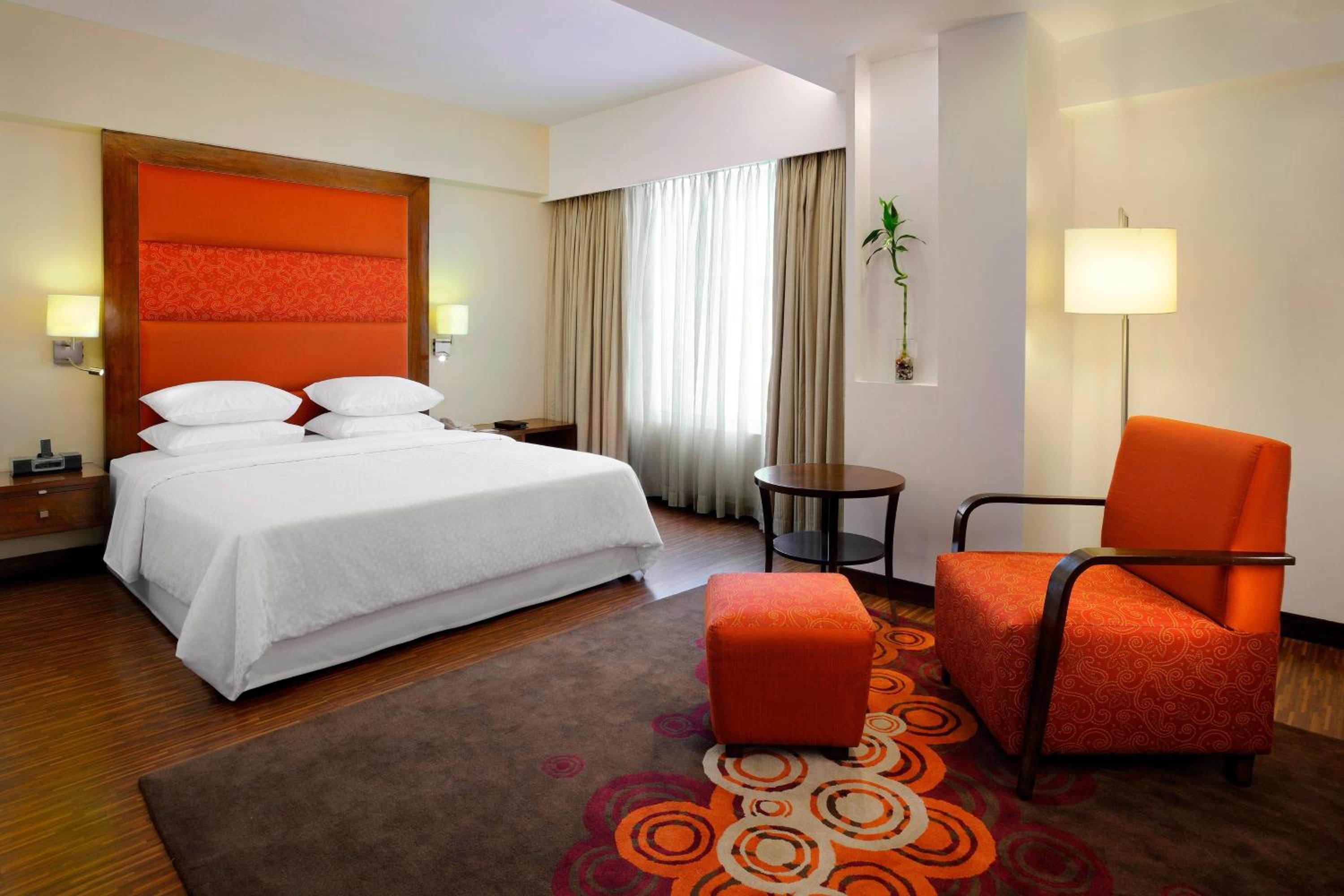 Corner Room, Larger Guest room, 1 King, Corner room - 20% Discount on Food & Beverages photo 2