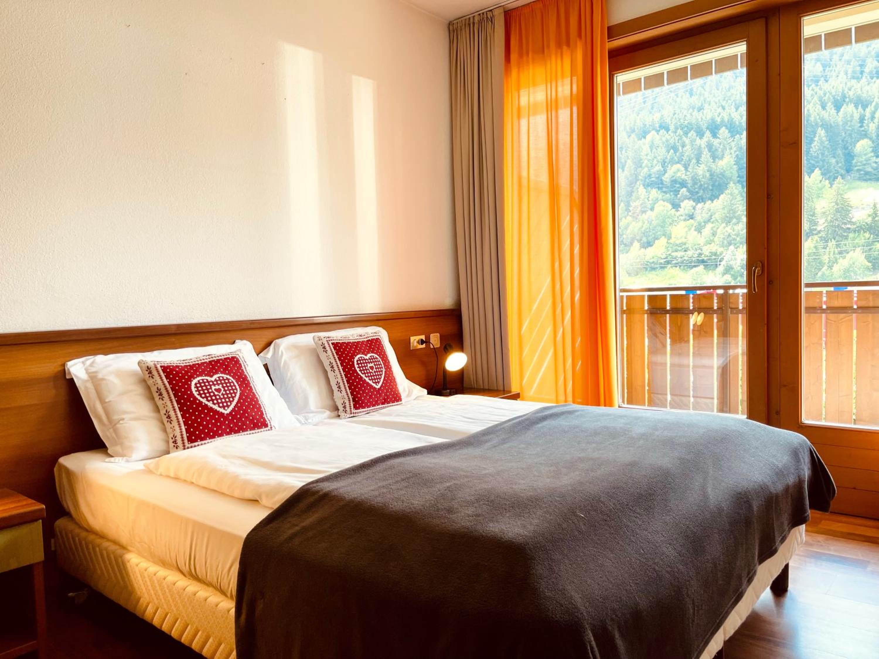 Apartment with Mountain View - Photo 2