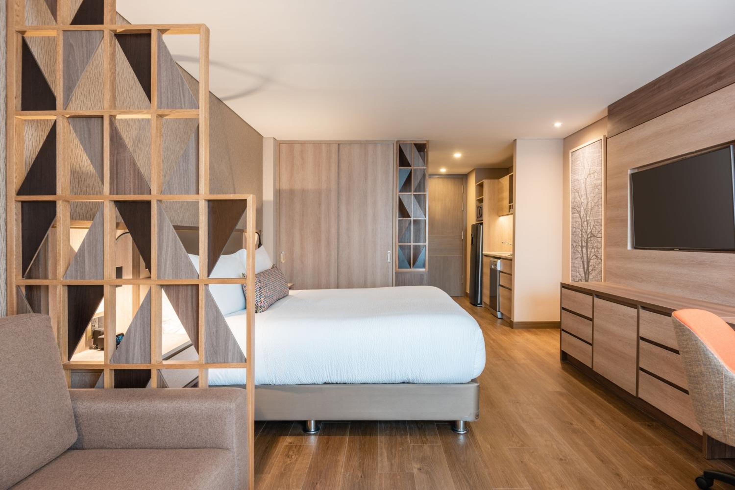 Studio suite with 1 King, Sofa bed, City view - Photo 6