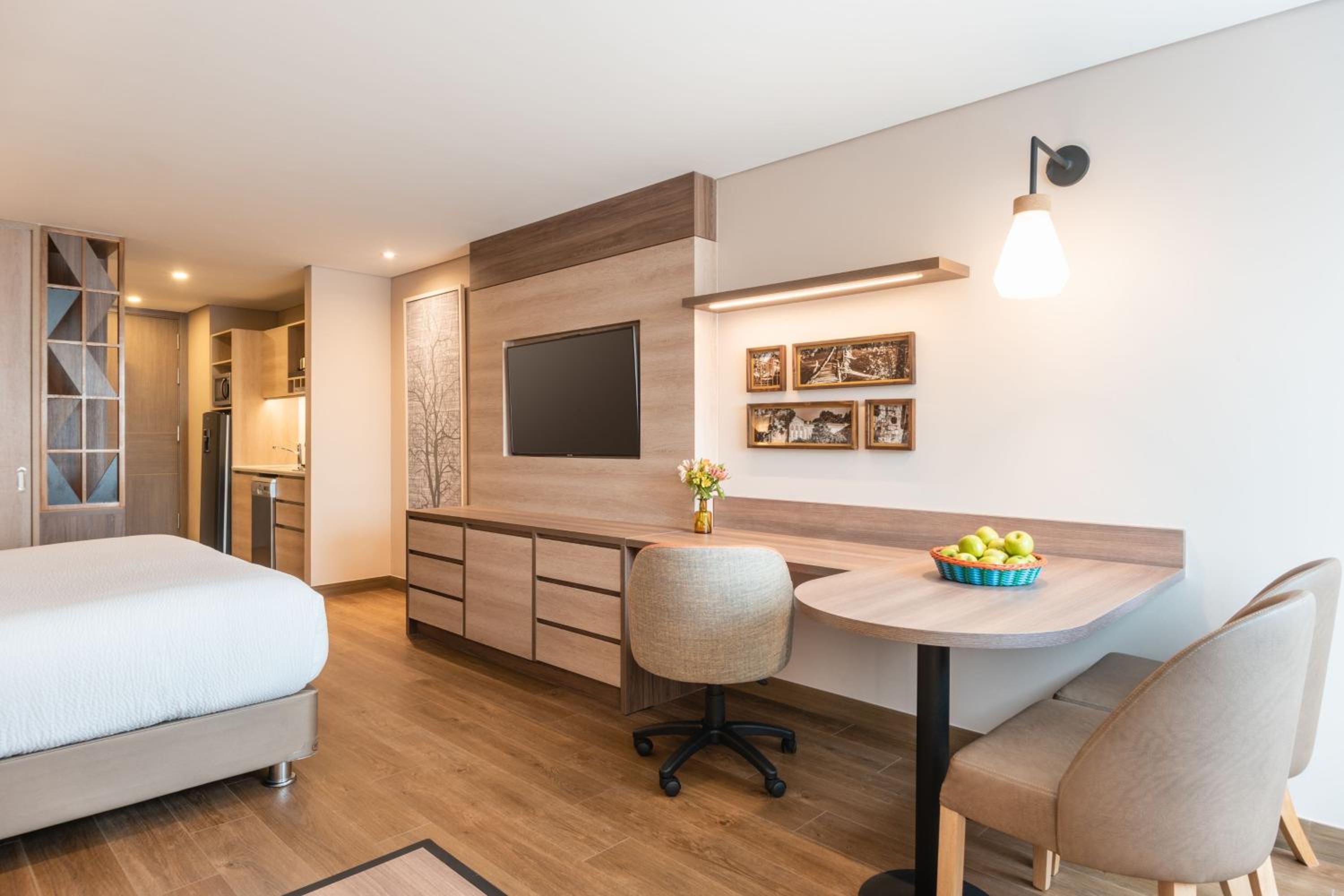 Studio suite with 1 King, Sofa bed, City view - Photo 11