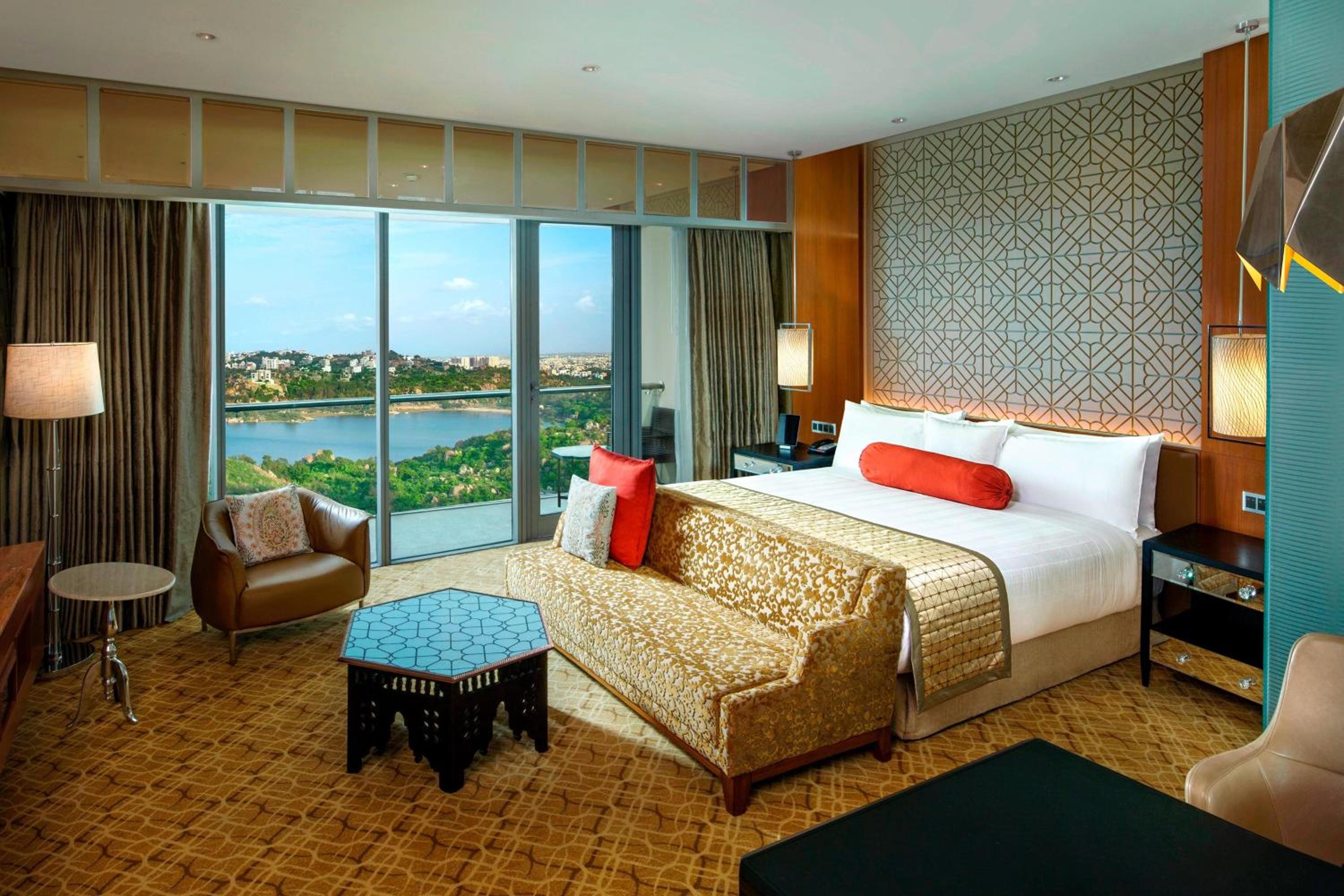 Towers Exclusive, Club lounge access, Guest room, City view photo