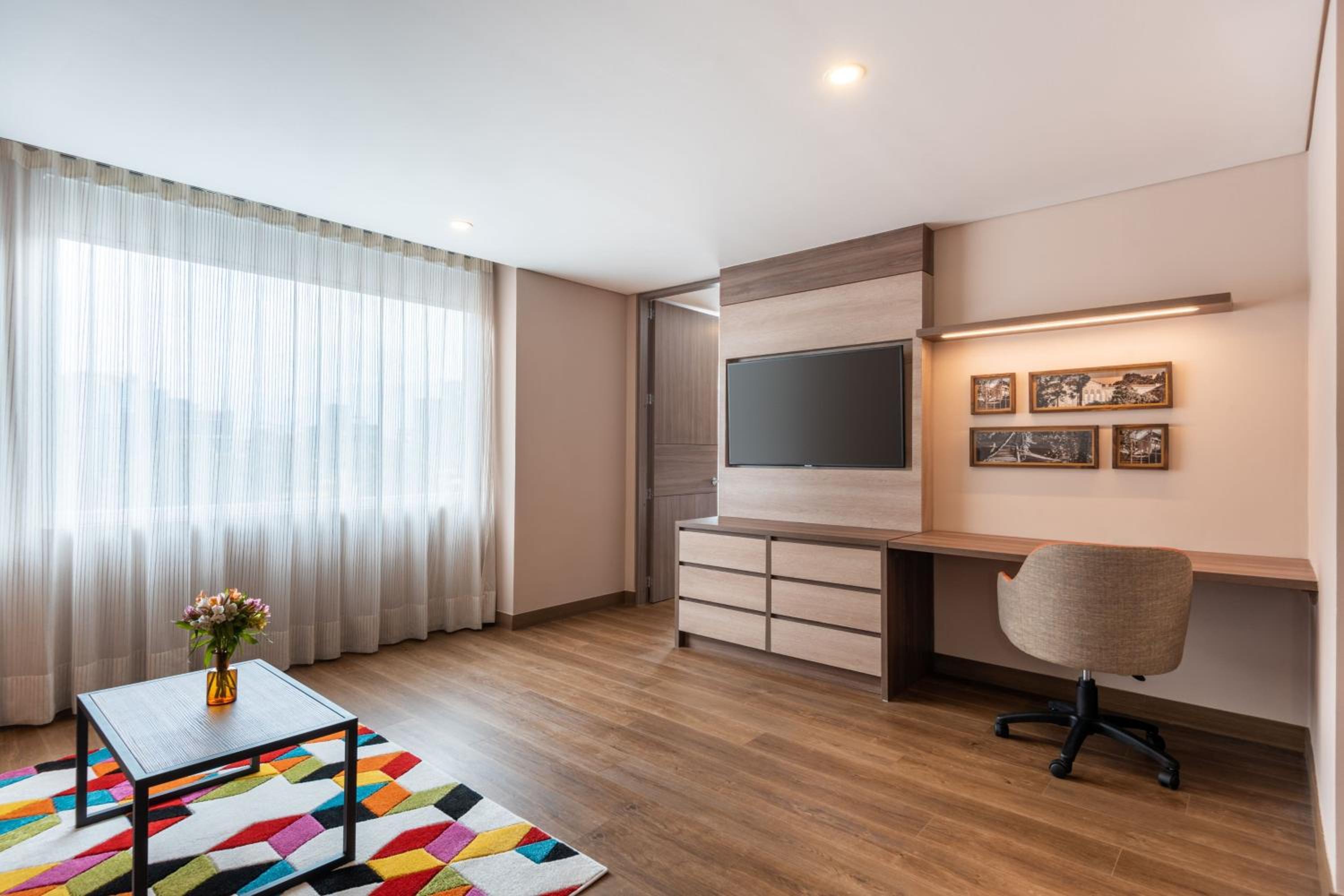 1 Bedroom Larger suite with 1 King, Sofa bed, City view - Photo 1