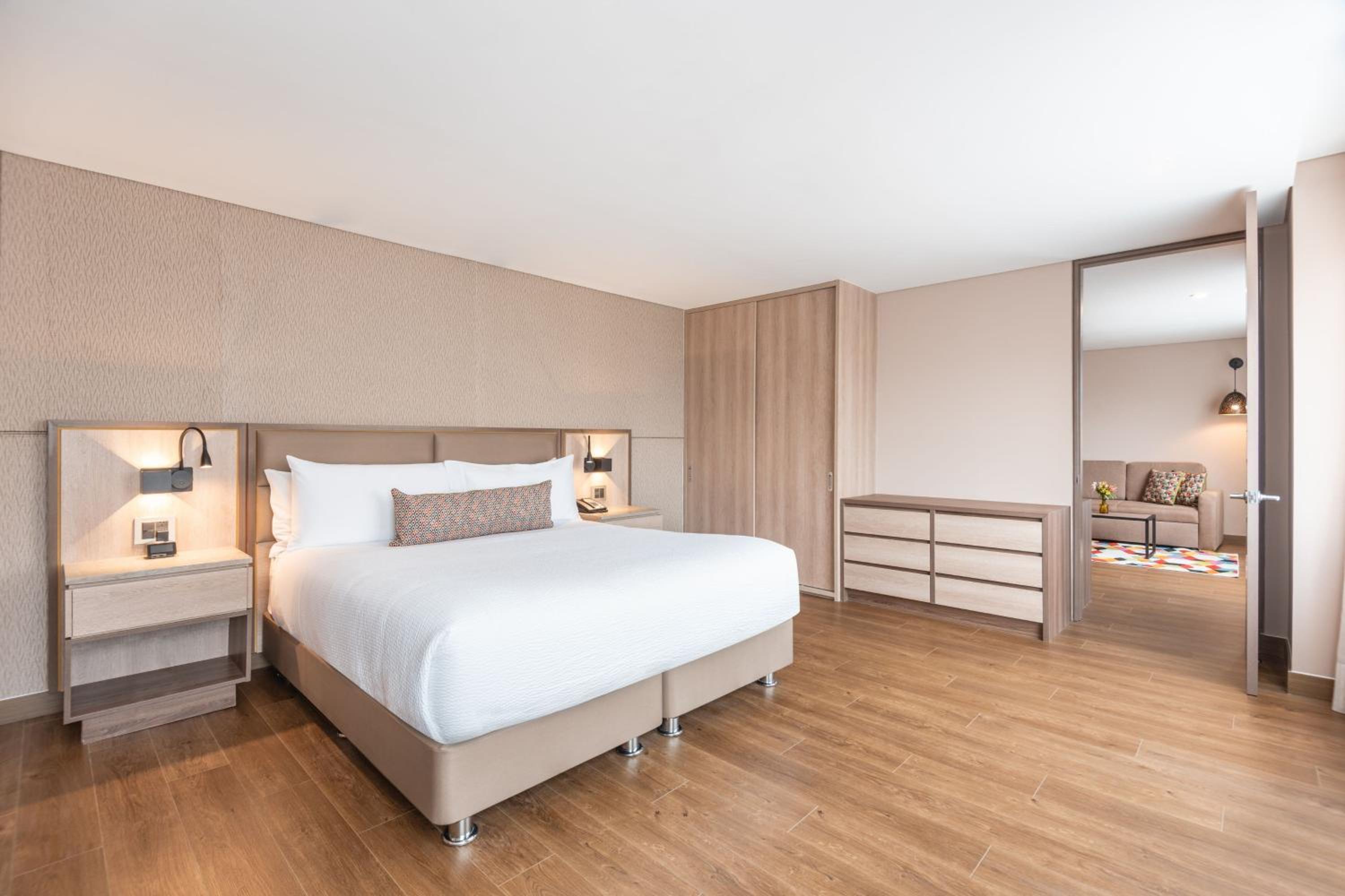 1 Bedroom Larger suite with 1 King, Sofa bed, City view - Photo 2