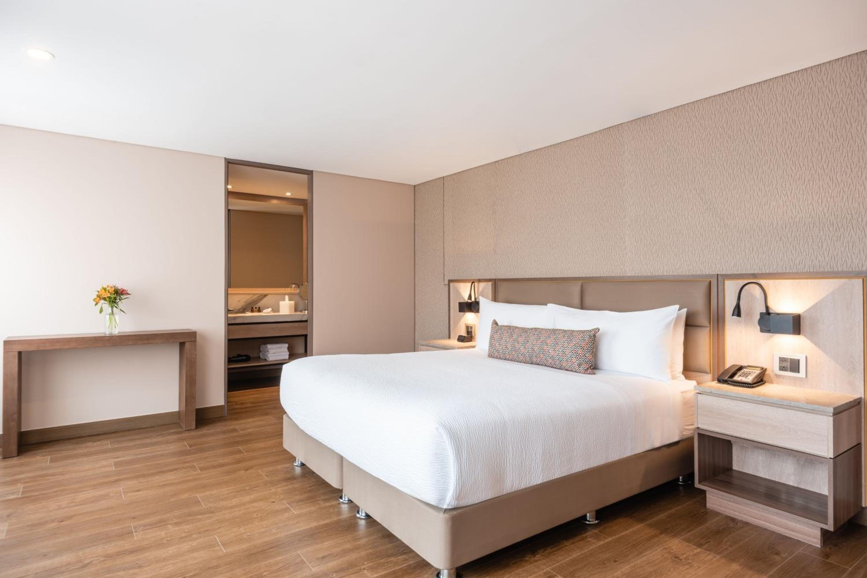 1 Bedroom Larger suite with 1 King, Sofa bed, City view - Photo 4