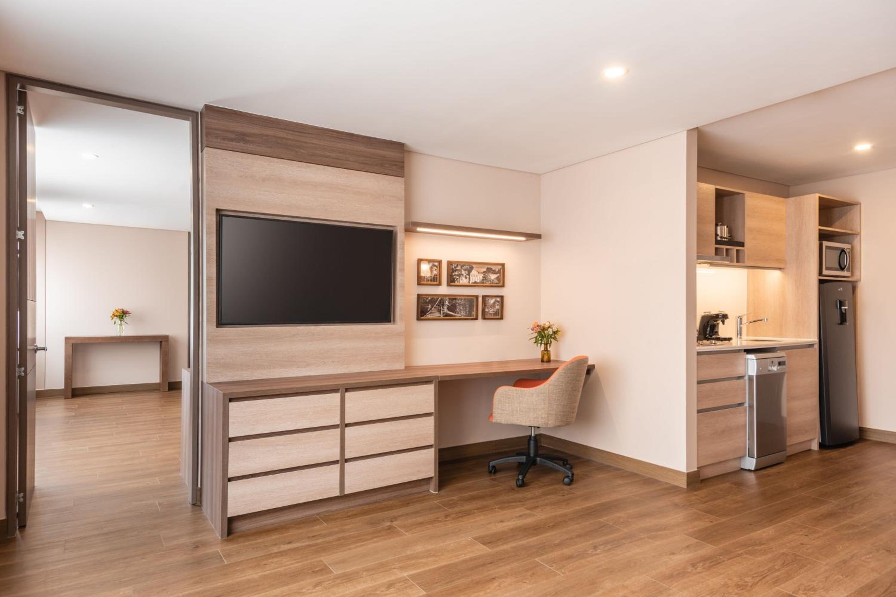 1 Bedroom Larger suite with 1 King, Sofa bed, City view - Photo 5