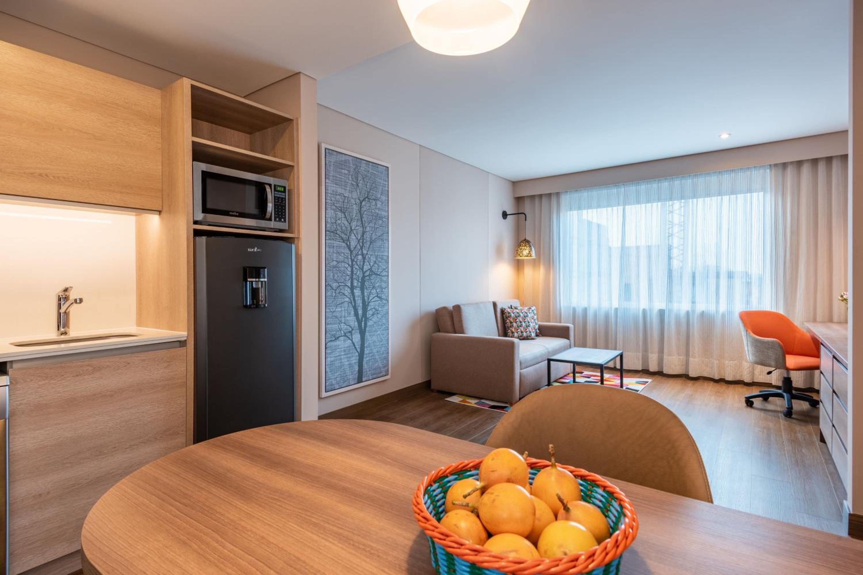 1 Bedroom Junior suite with 1 King, Sofa bed, City view - Photo 3