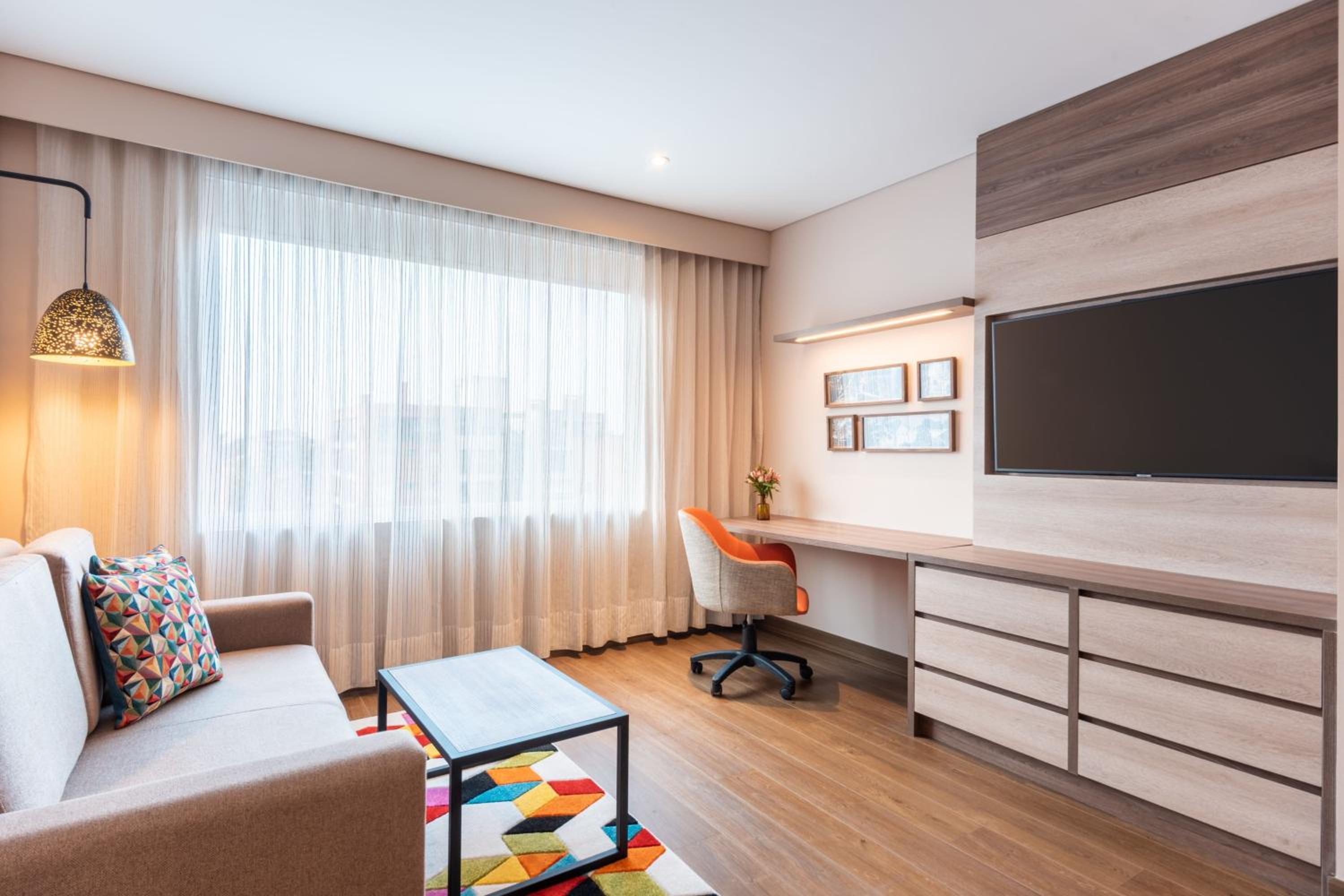 1 Bedroom Junior suite with 1 King, Sofa bed, City view - Photo 4