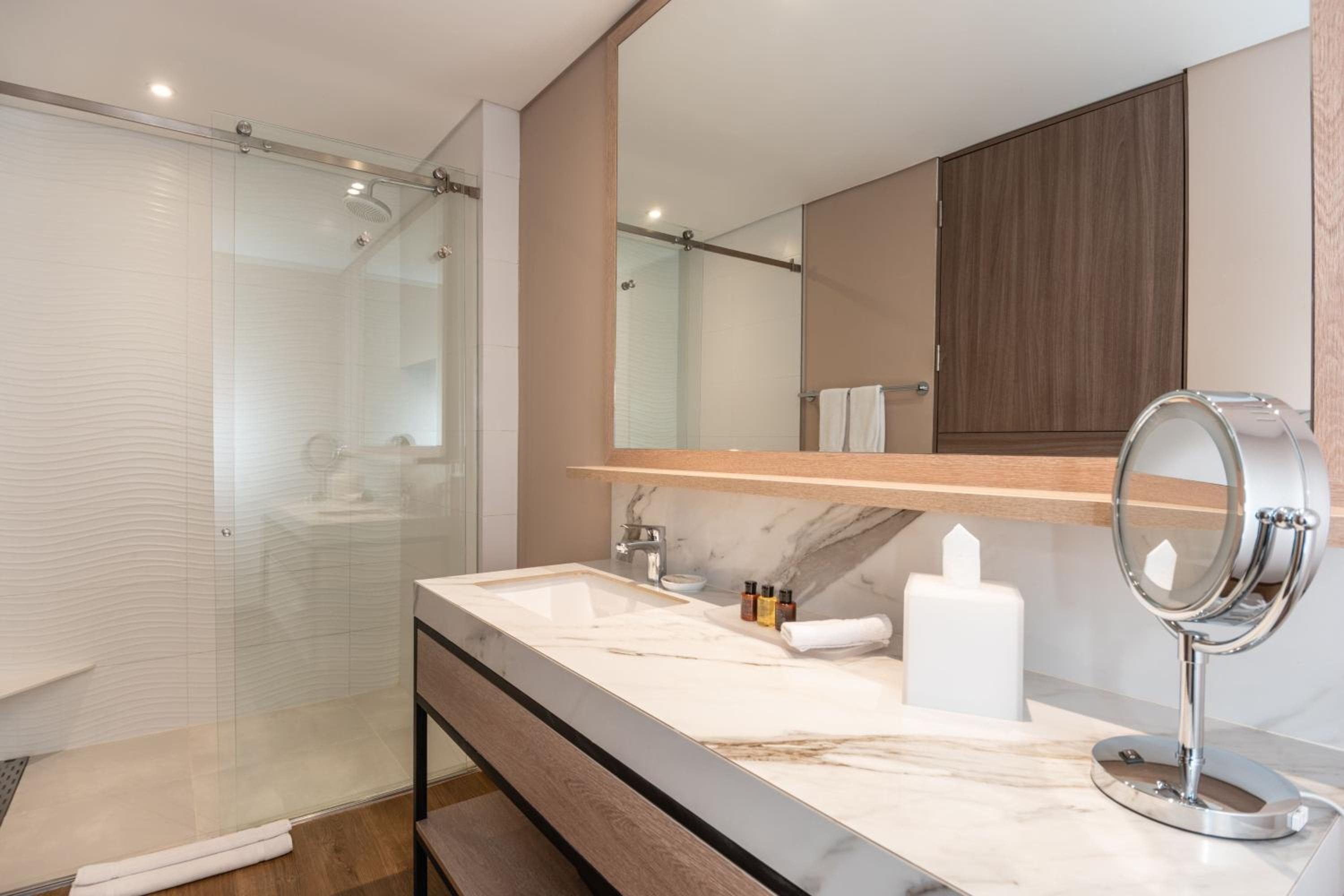 1 Bedroom Larger suite with 1 King, Sofa bed, City view - Photo 6