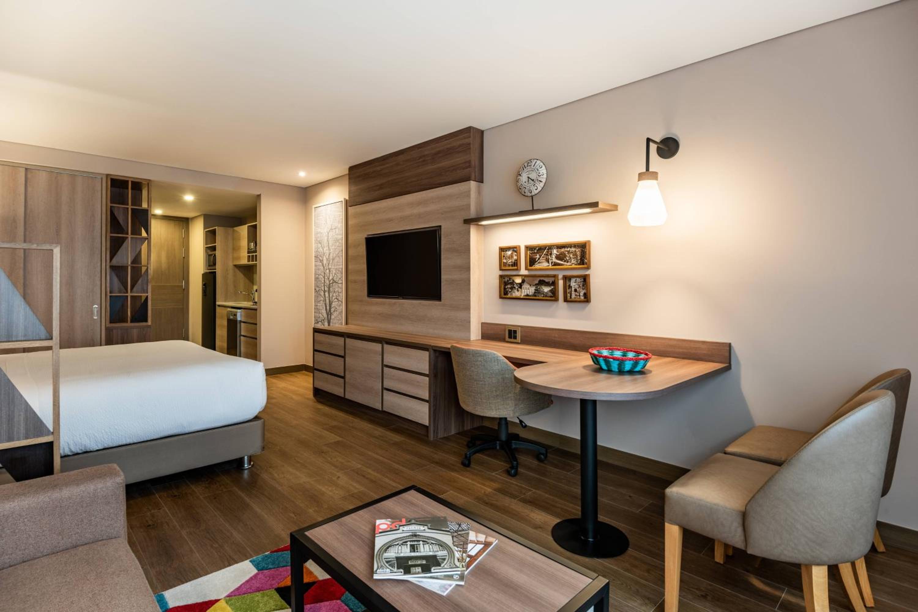 Studio suite with 1 King, Sofa bed, City view - Photo 4
