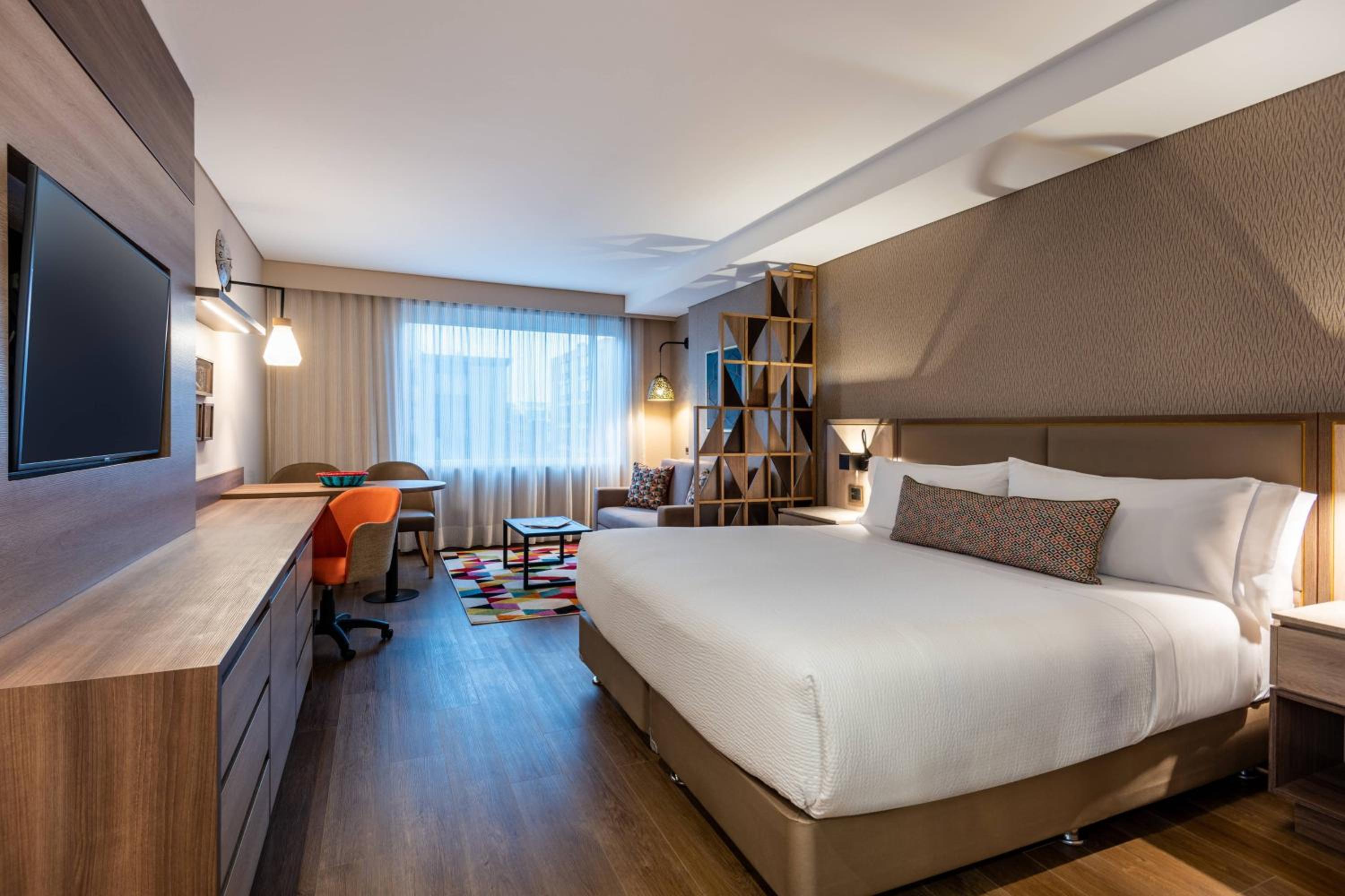 Studio suite with 1 King, Sofa bed, City view - Photo 5