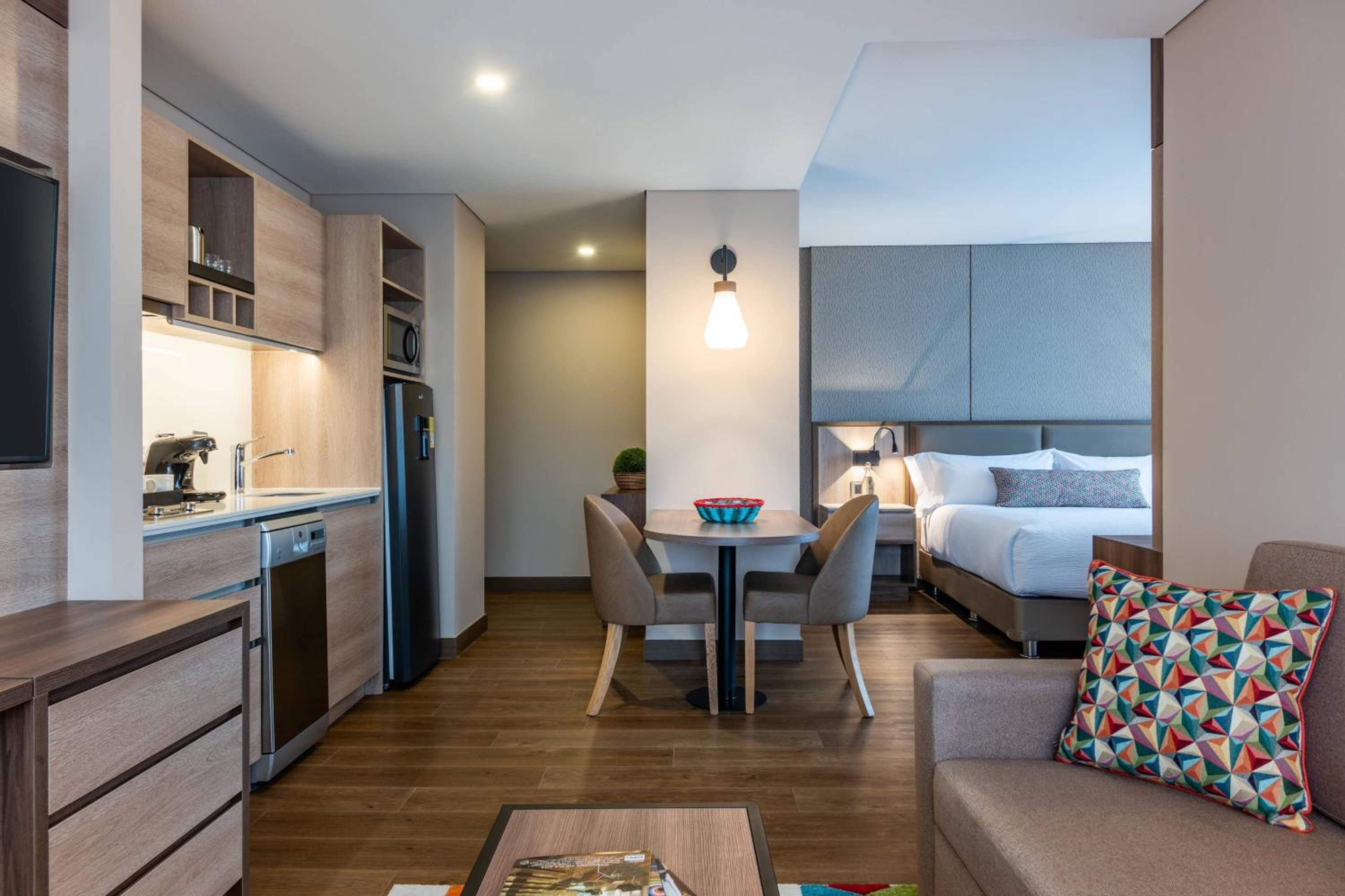1 Bedroom Junior suite with 1 King, Sofa bed, City view - Photo 1
