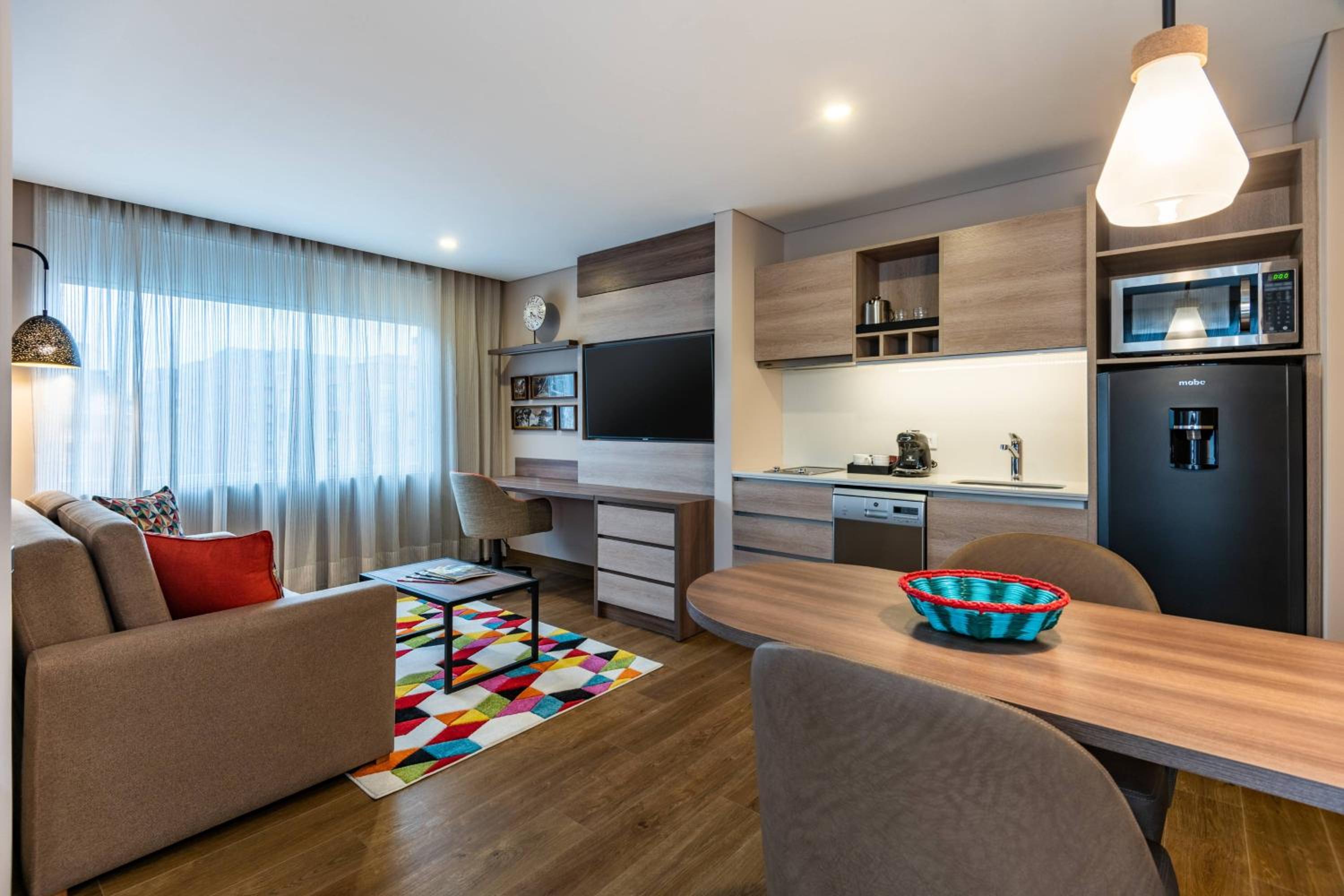 1 Bedroom Junior suite with 1 King, Sofa bed, City view - Photo 2
