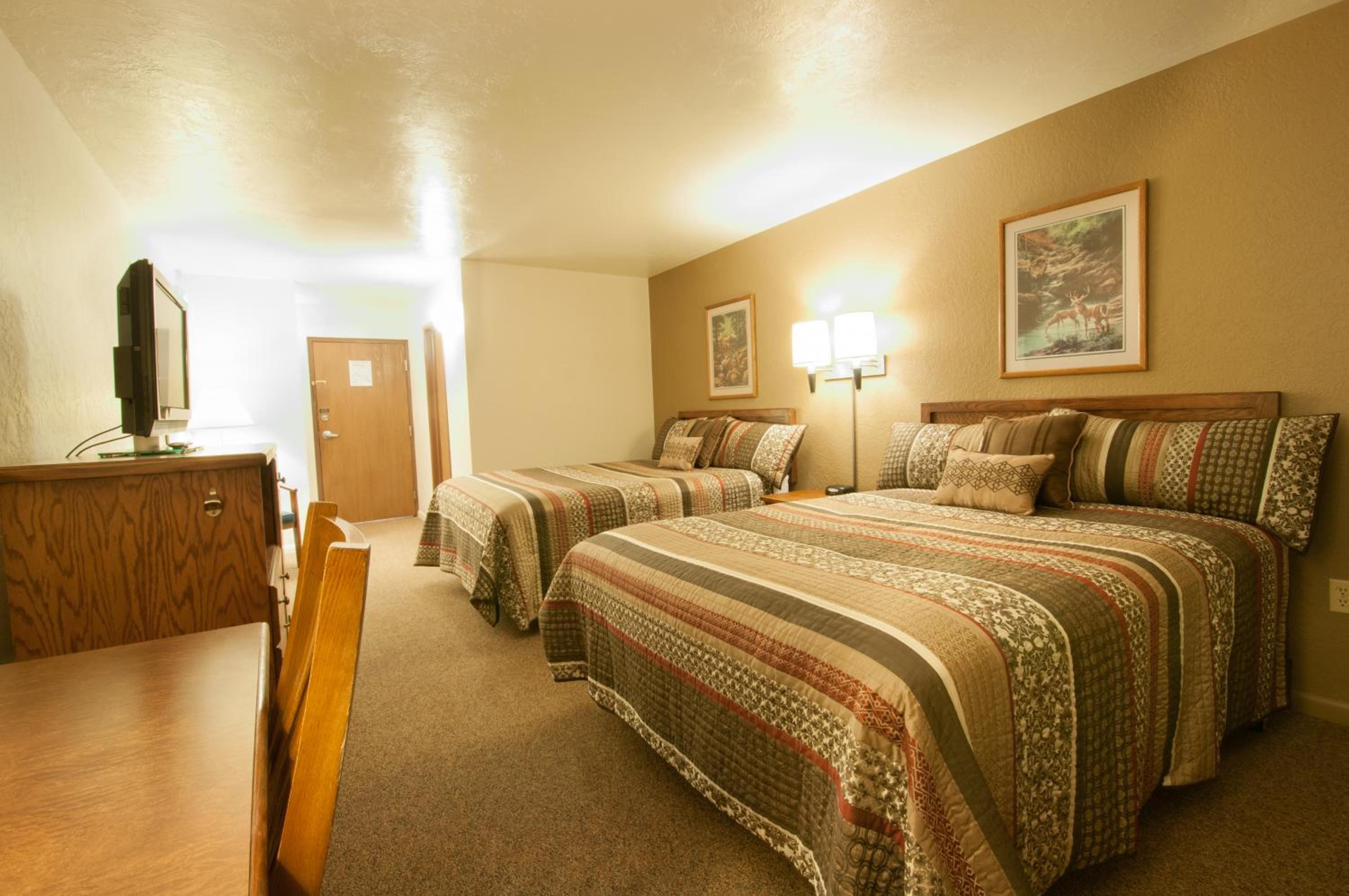 Queen Room with Two Queen Beds photo 3