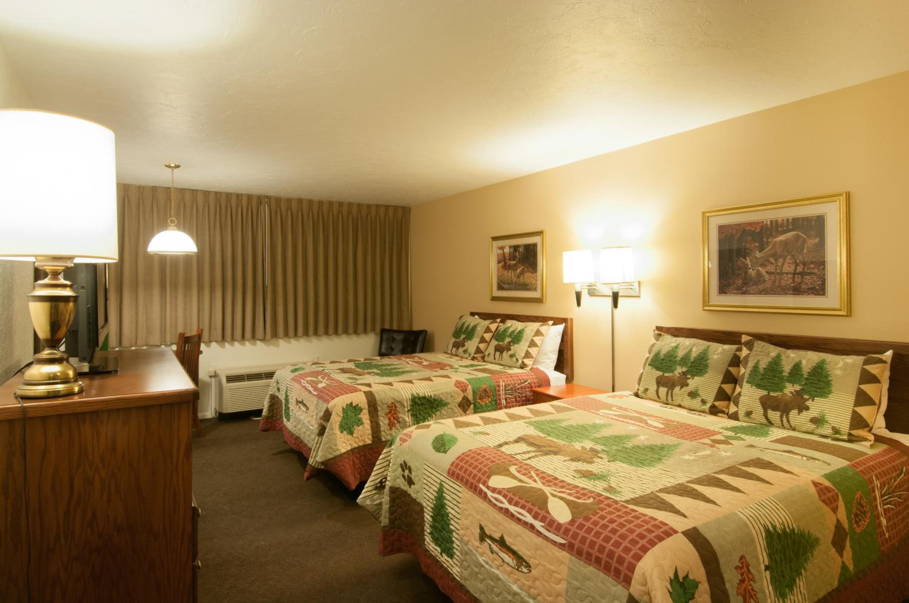 Queen Room with Two Queen Beds photo 2
