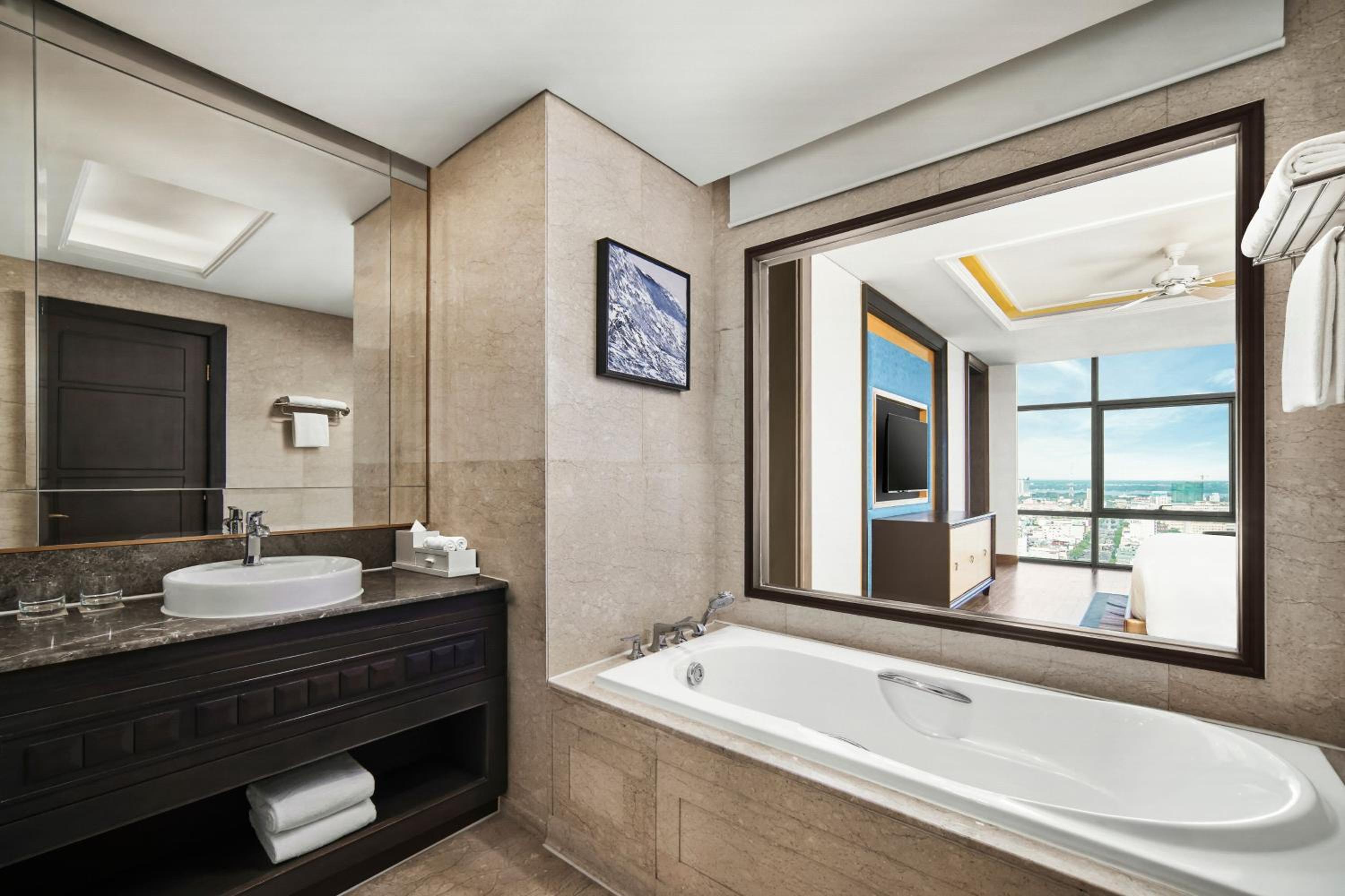 Grand King Suite - Club Lounge Access photo 2