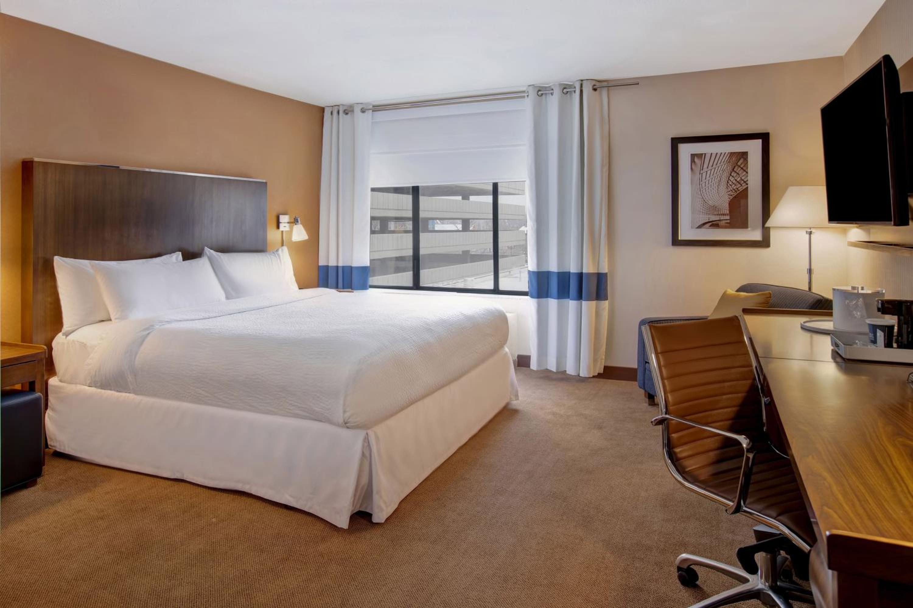 Guest Room, 1 King - Photo 7