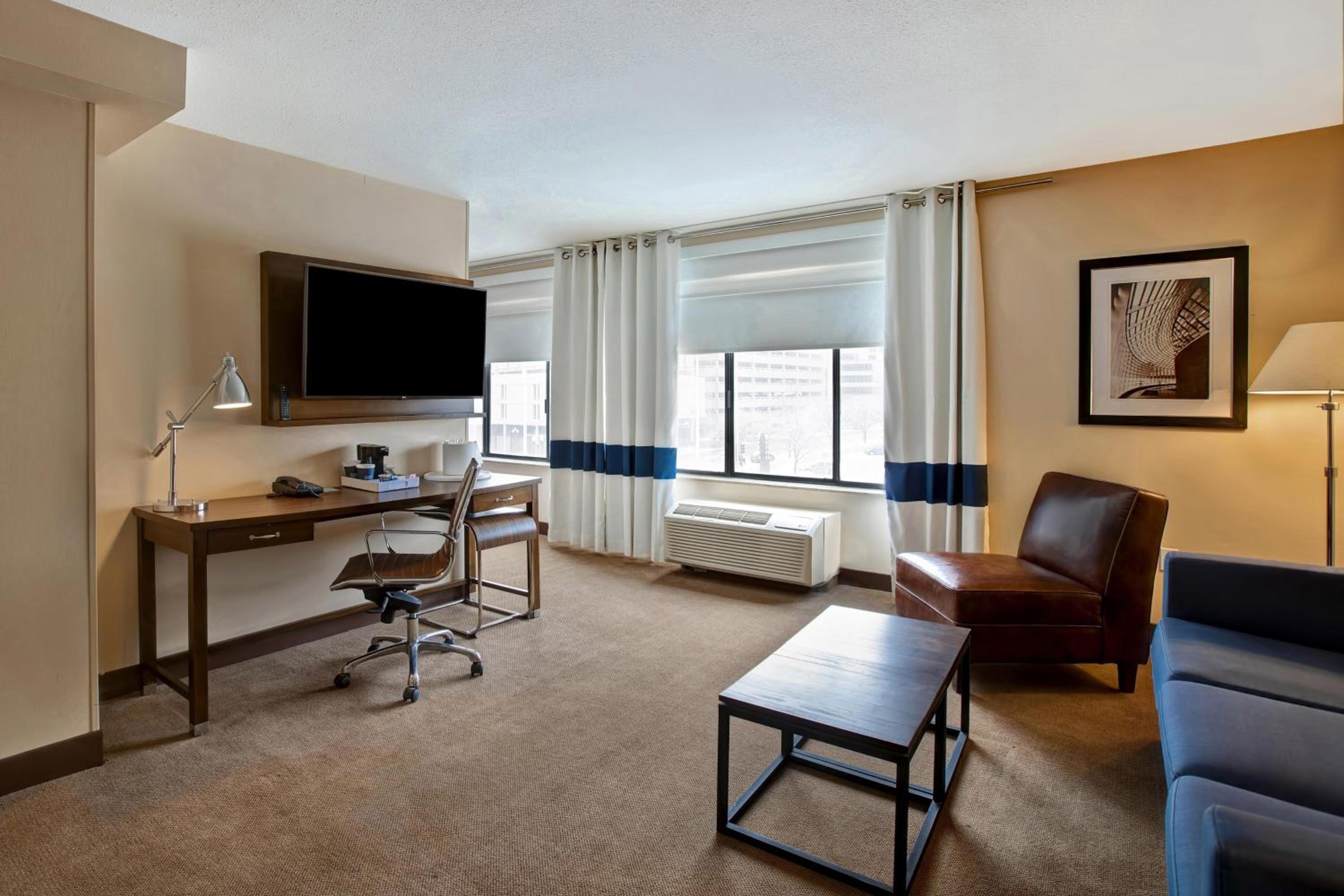 Junior Suite, 1 King, Sofa bed, Towers Building - Photo 5