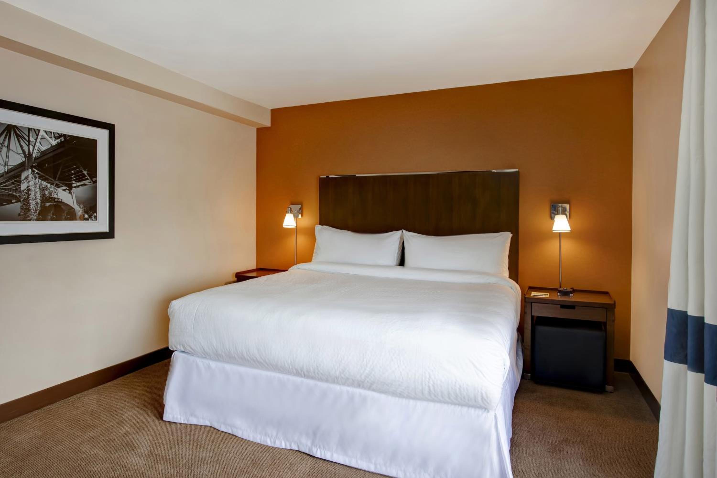 Junior Suite, 1 King, Sofa bed, Towers Building - Photo 11