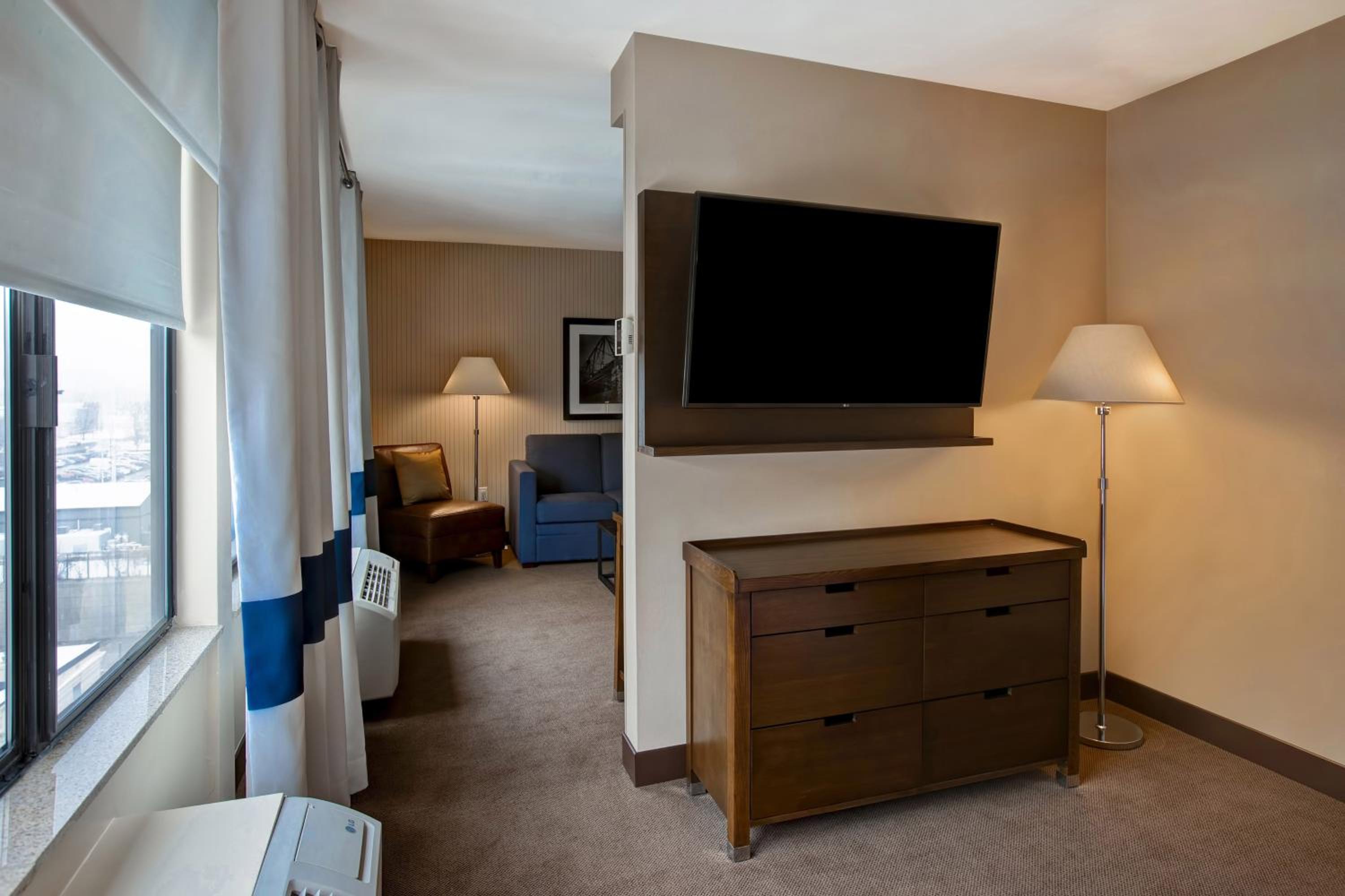 Suite, 1 Queen, Sofa bed, Towers Building - Photo 3