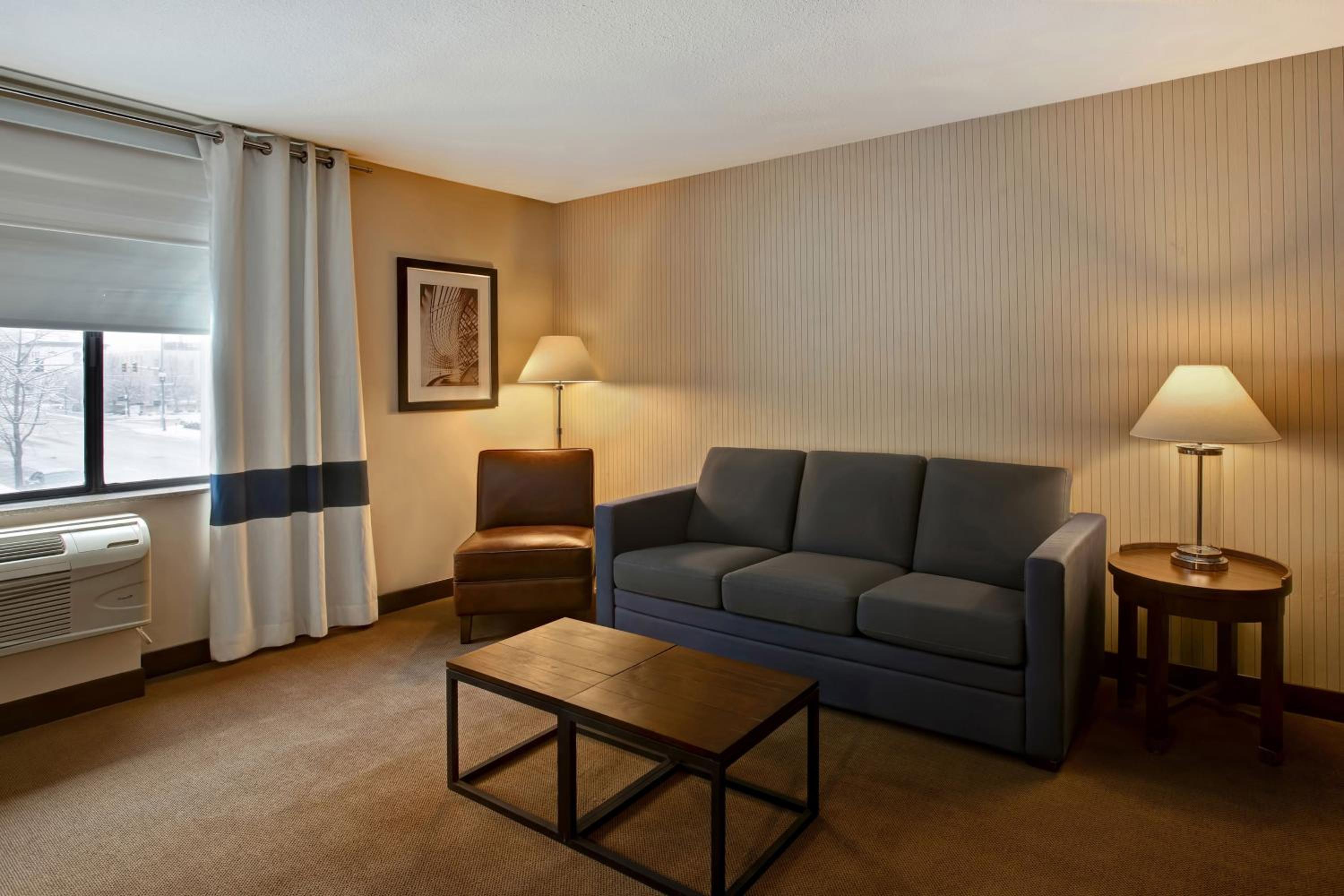 Suite, 1 Queen, Sofa bed, Towers Building - Photo 4