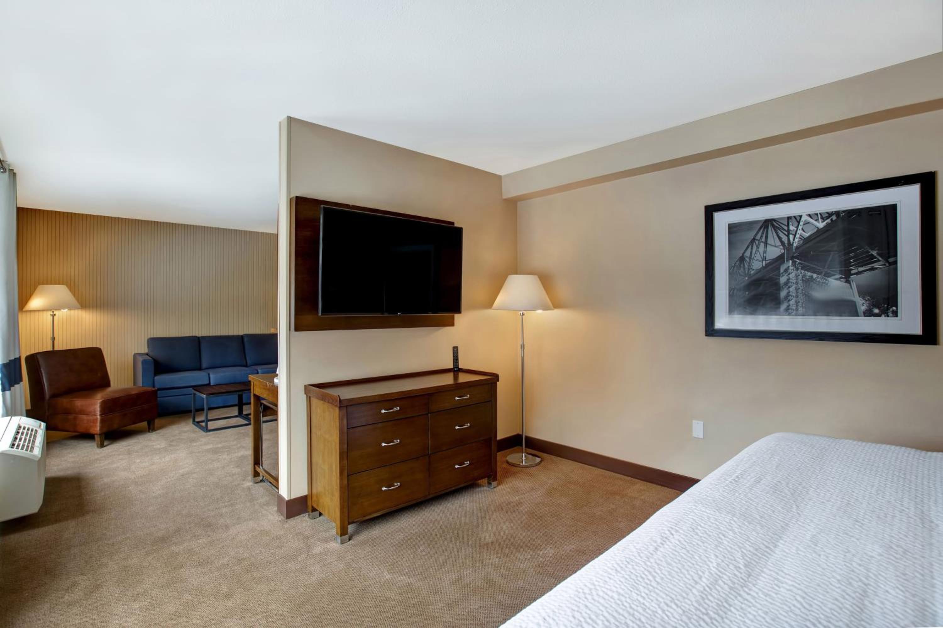 Junior Suite, 1 King, Sofa bed, Towers Building - Photo 4