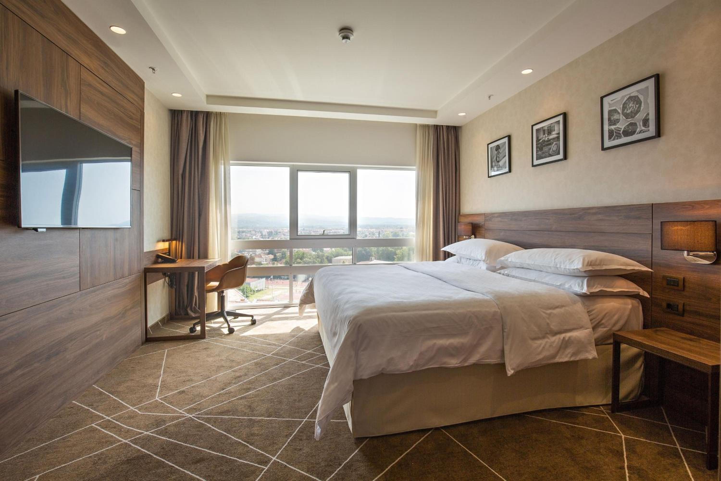 Club Junior Suite, Signature Club Lounge lounge access photo 1