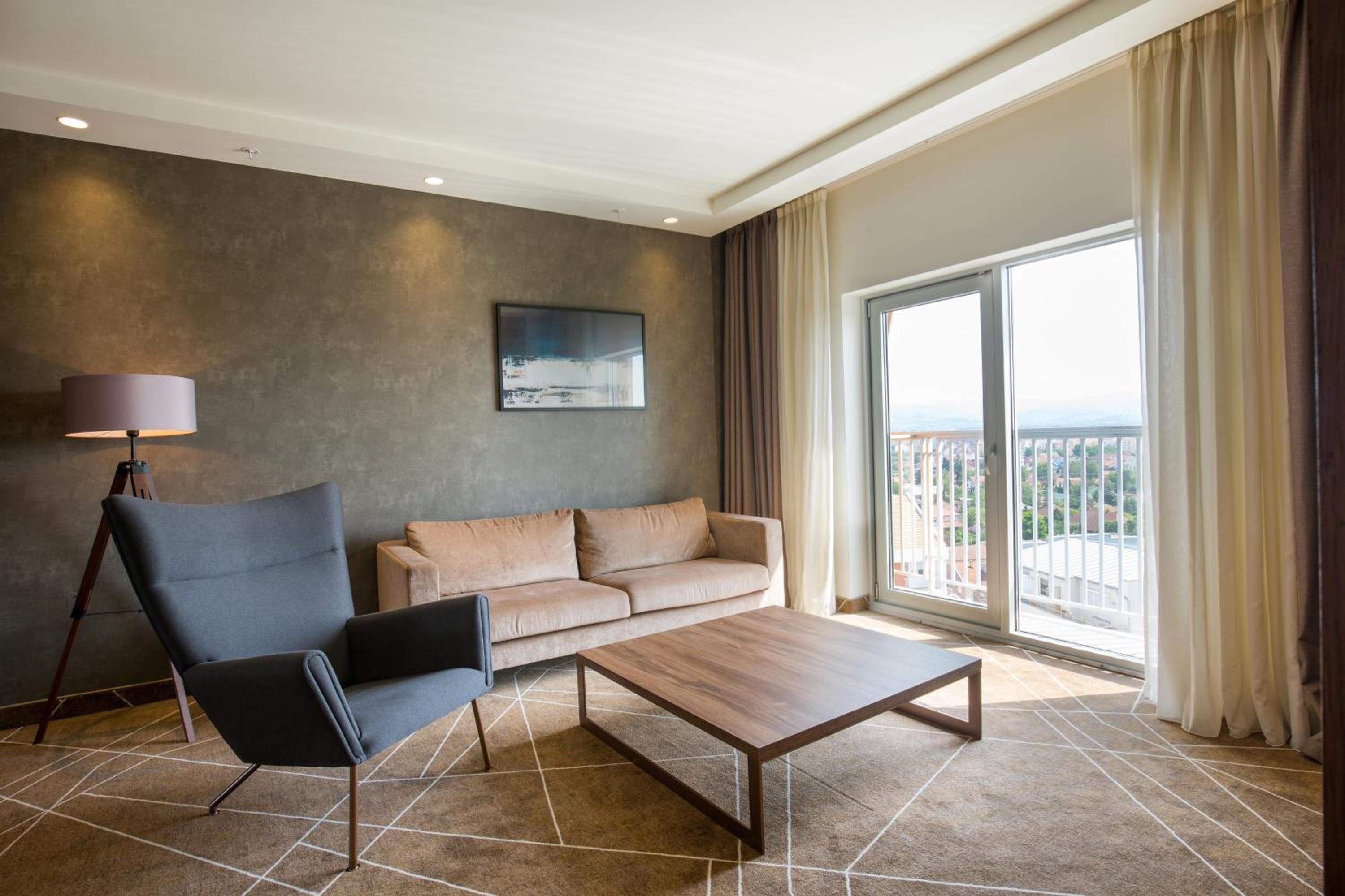 1 Bedroom Junior Suite, 1 King photo 2