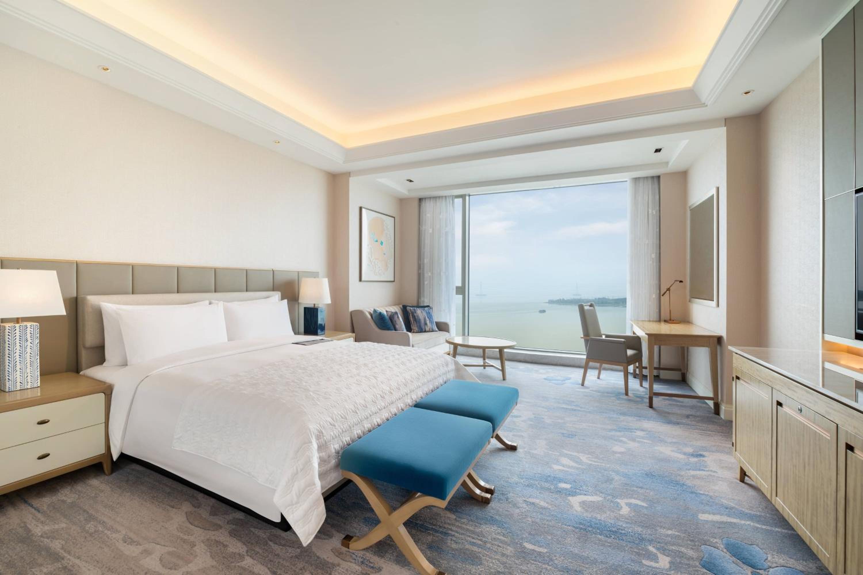 Lake View King Room