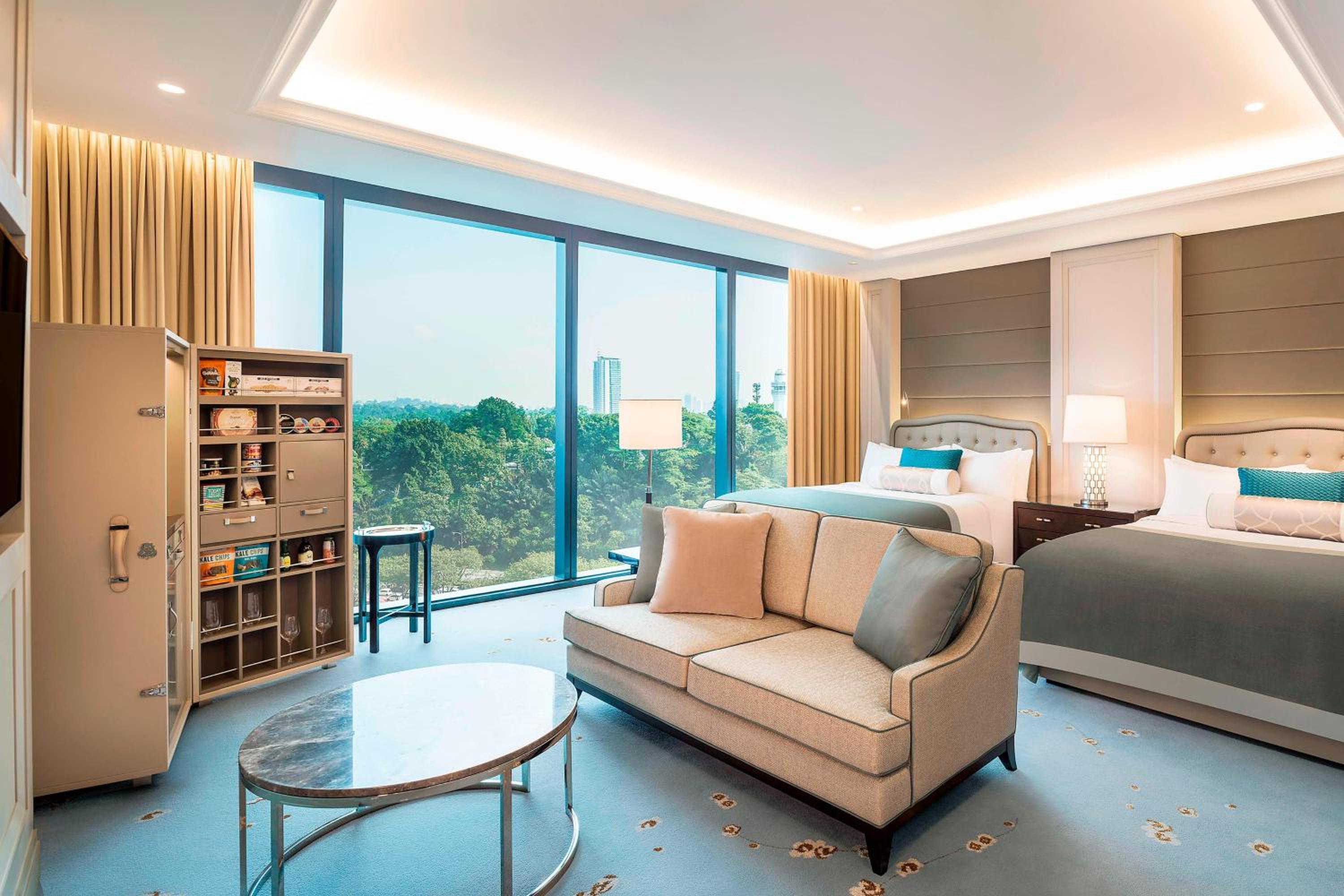 Guest Room, 2 Queen, Lake Gardens View