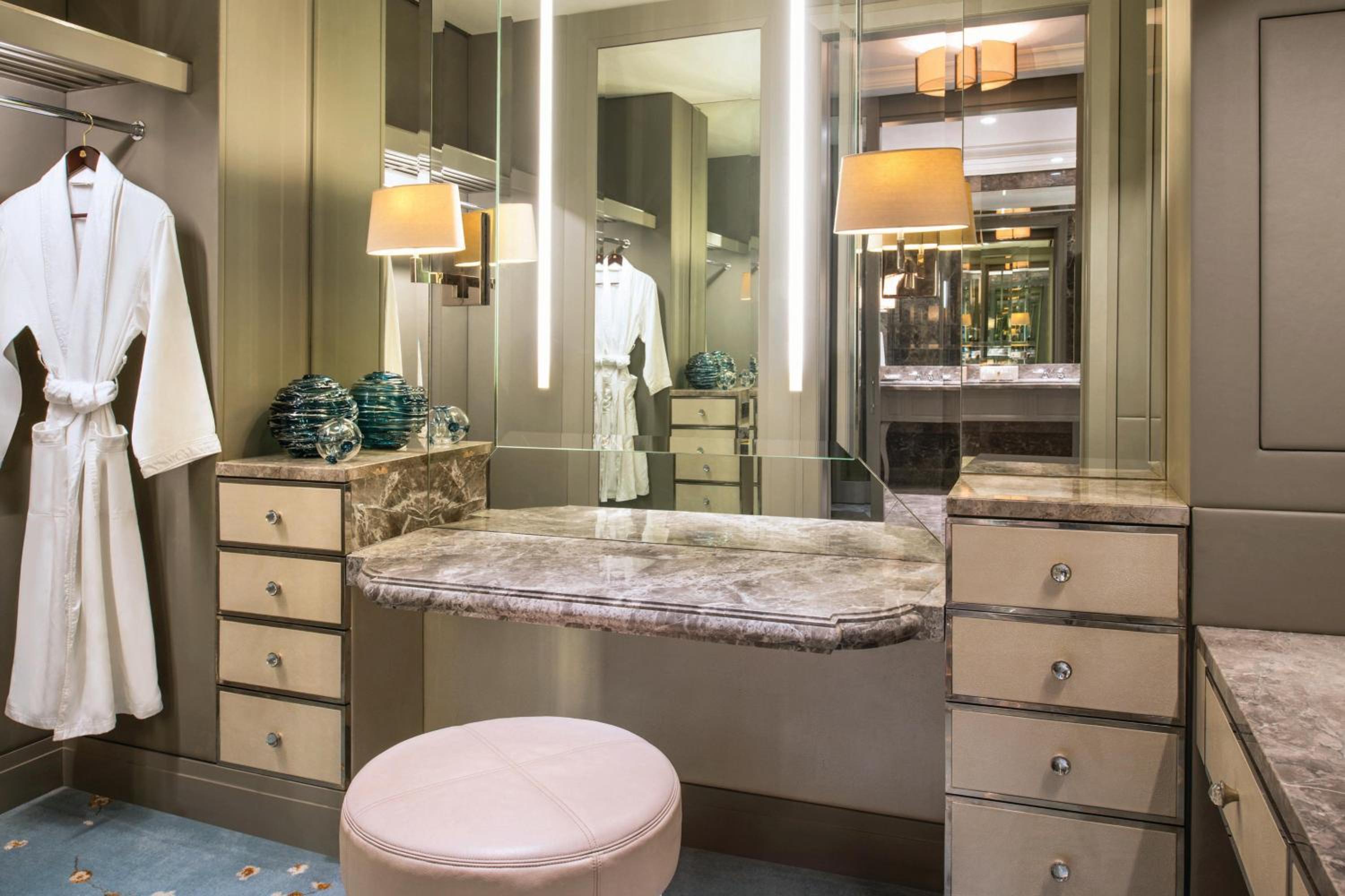 St. Regis Suite, City View photo 3