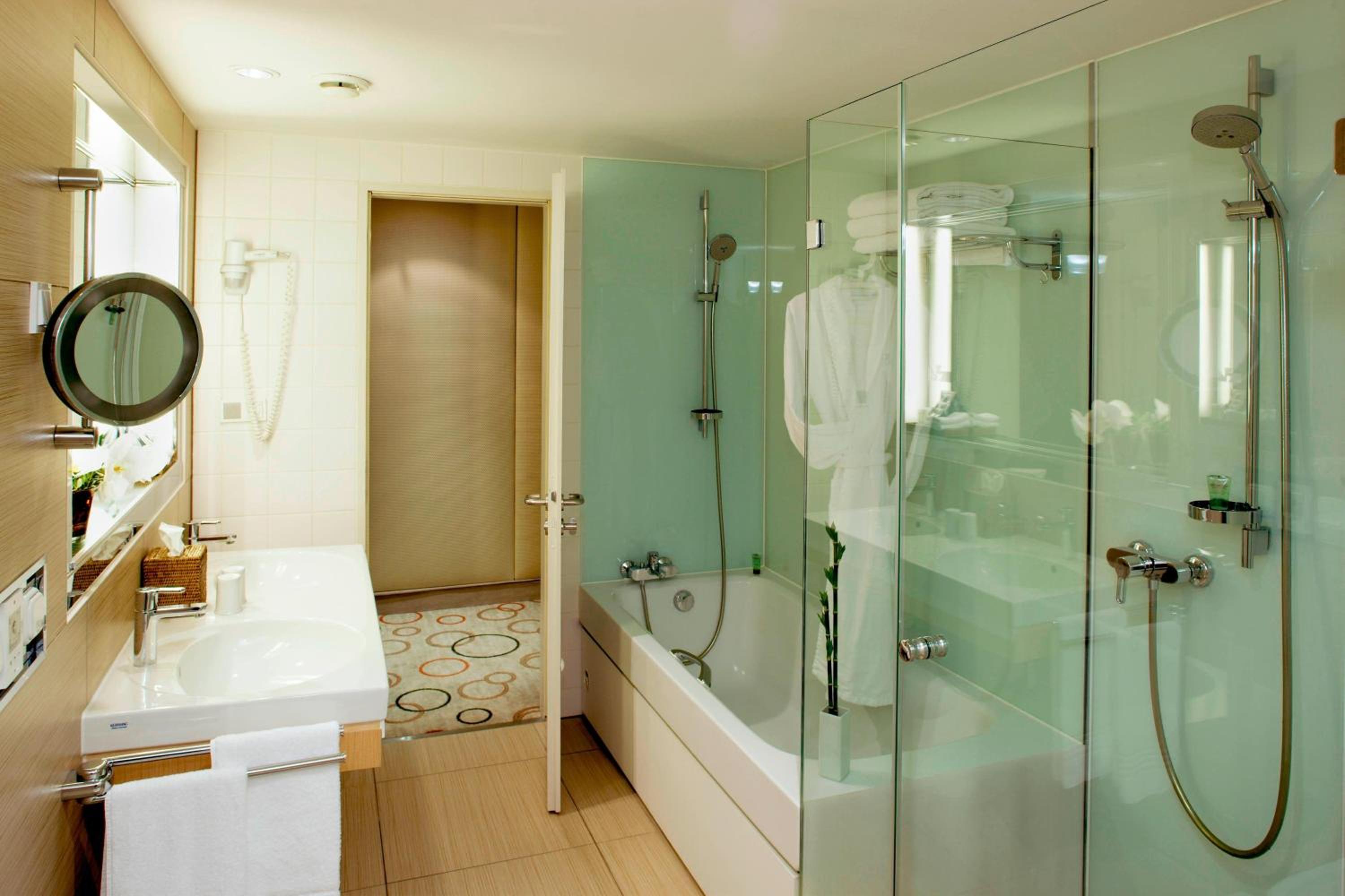 Executive Suite with City View thumbnail 5