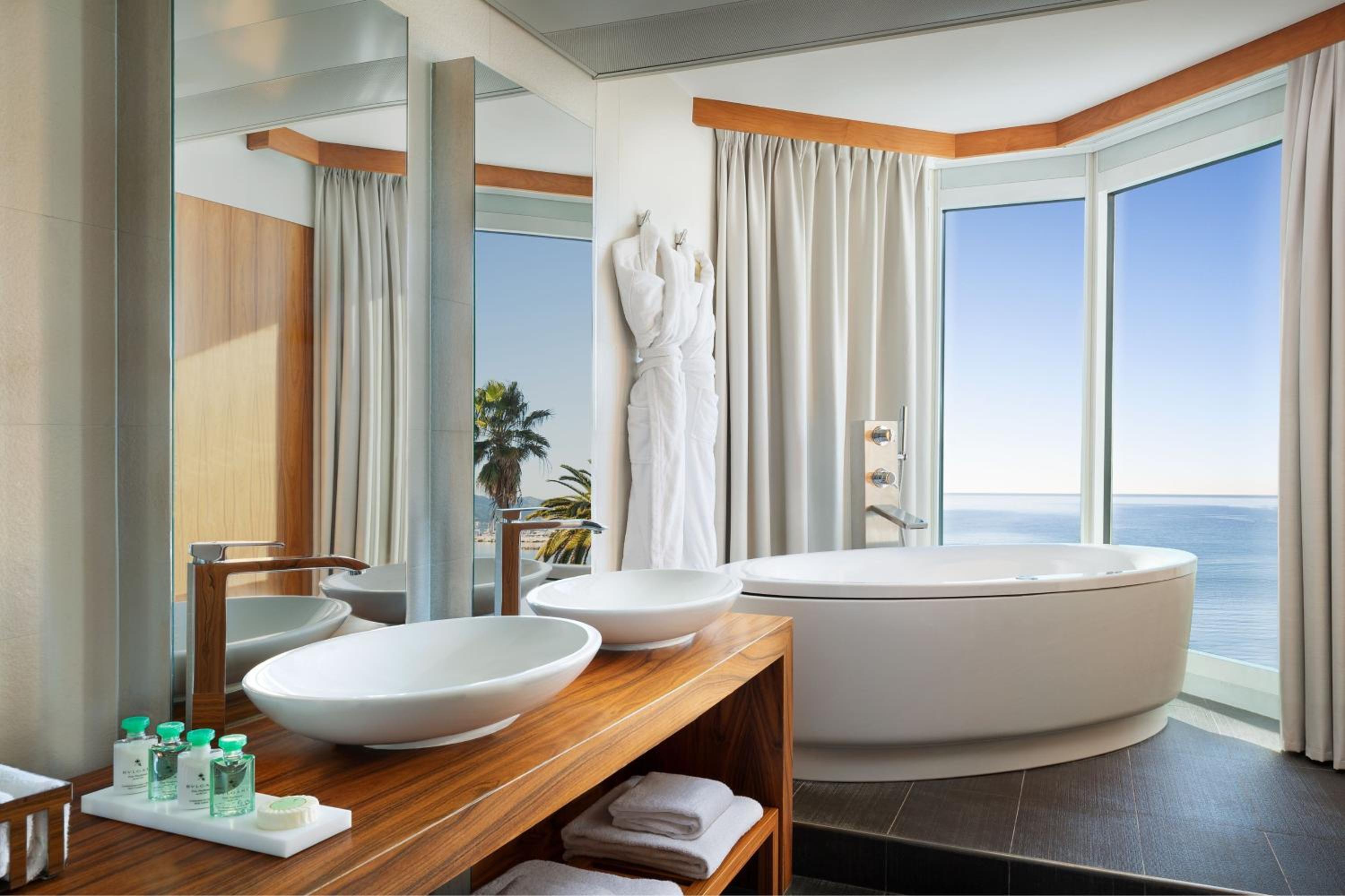 Luxury Suite with Sea View - Photo 4