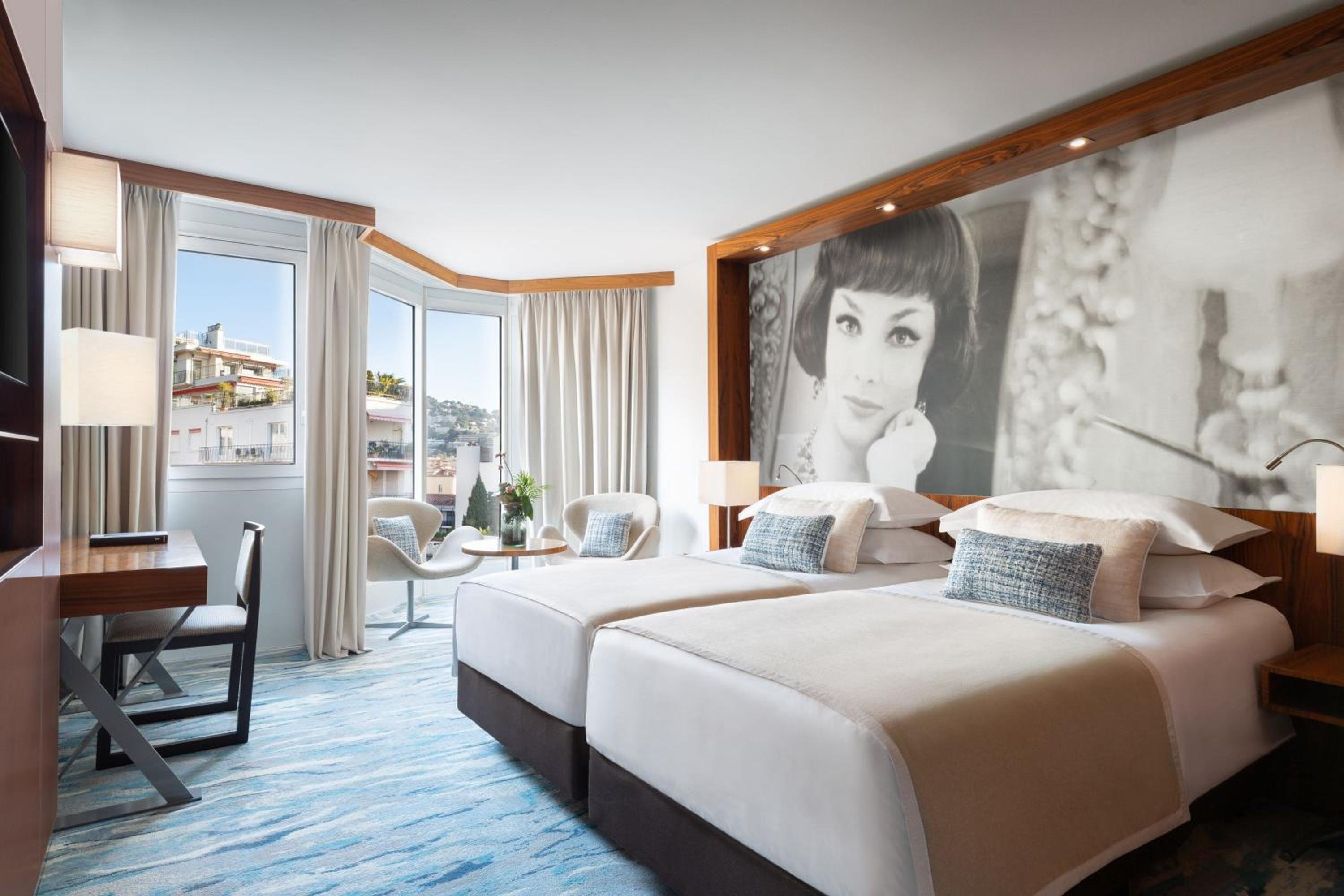 Deluxe Twin Room with City View - Photo 1