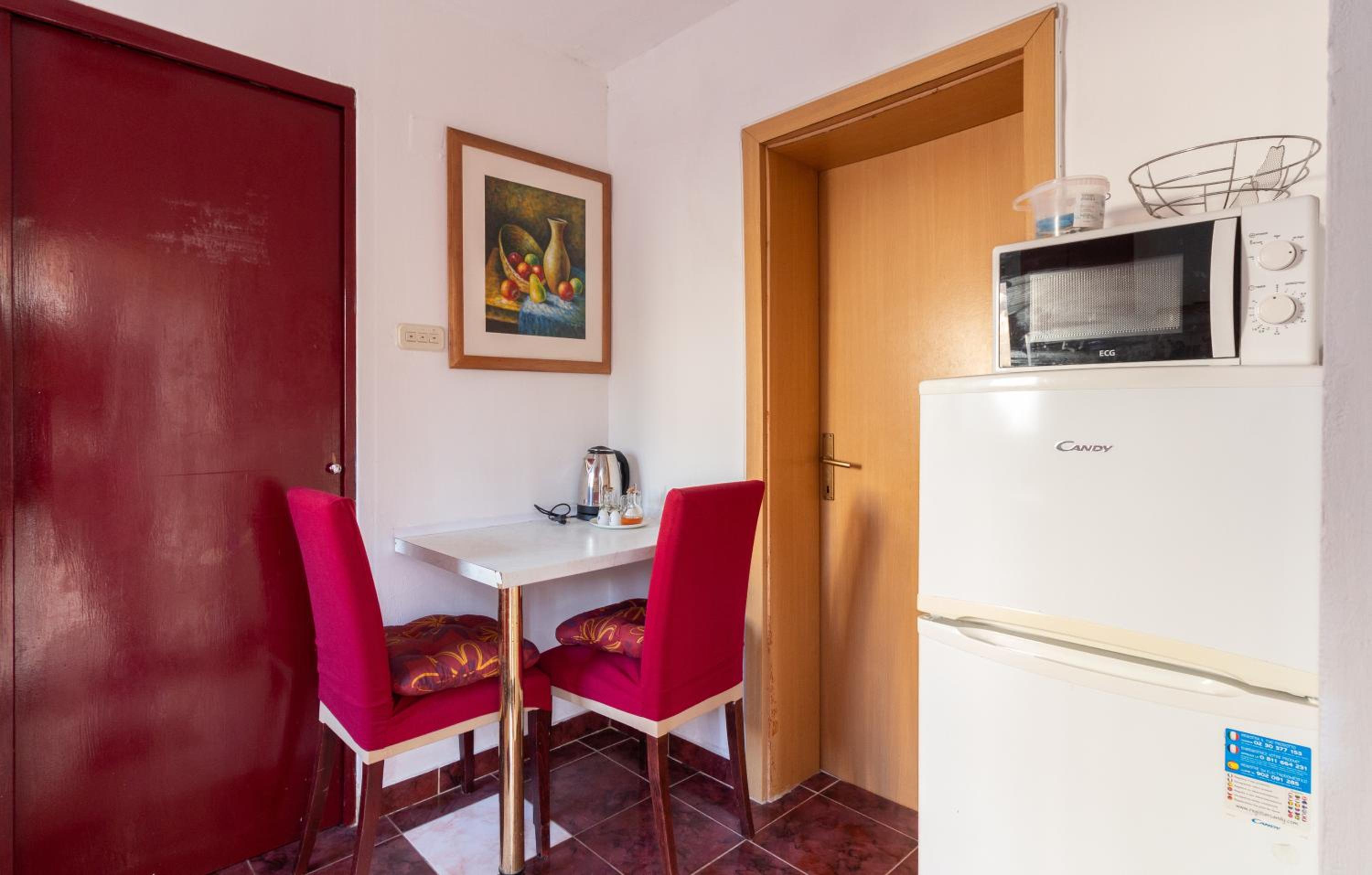 One-Bedroom Apartment - Photo 2
