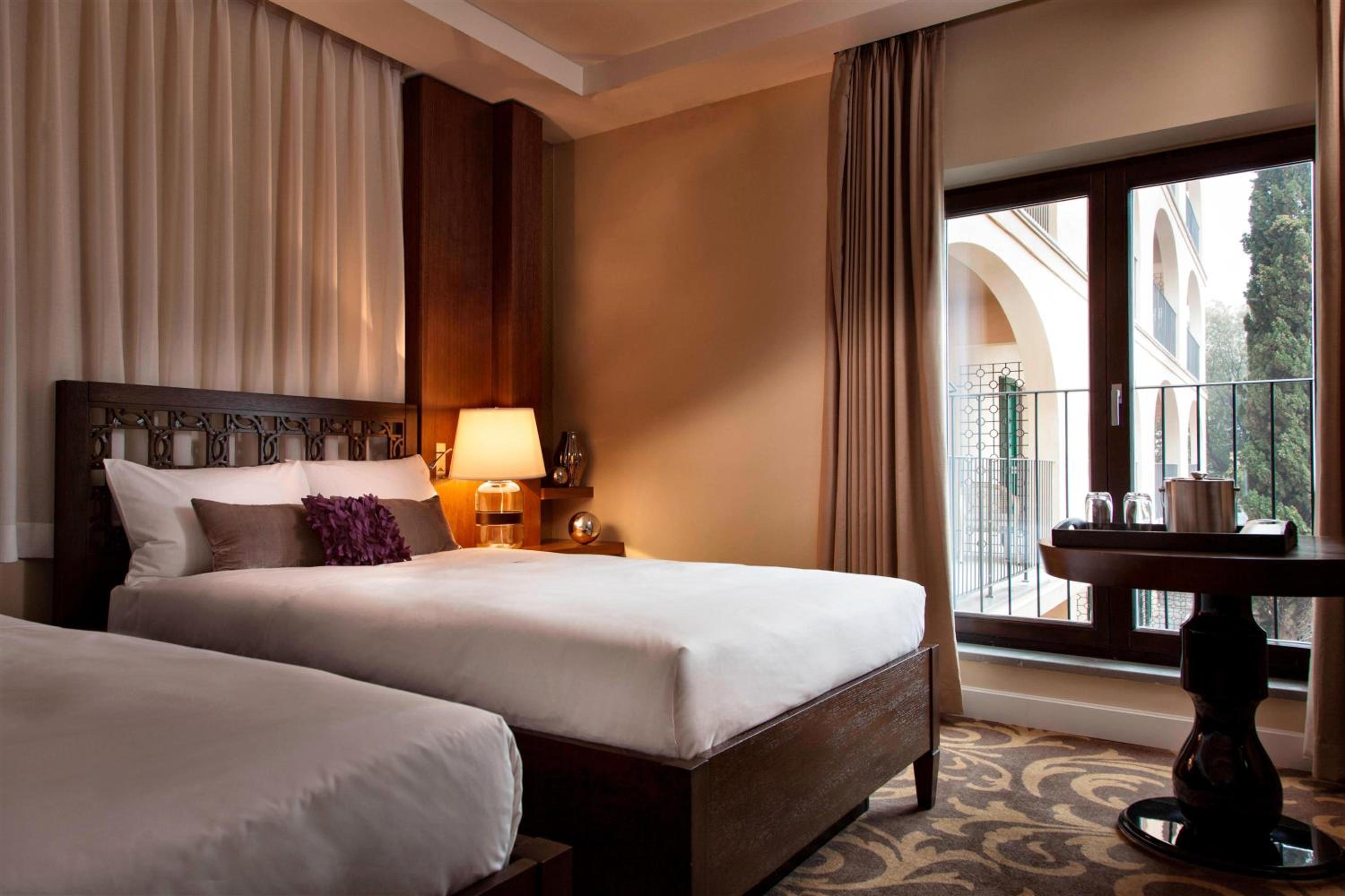 Executive Twin Room with Balcony  - Photo 2
