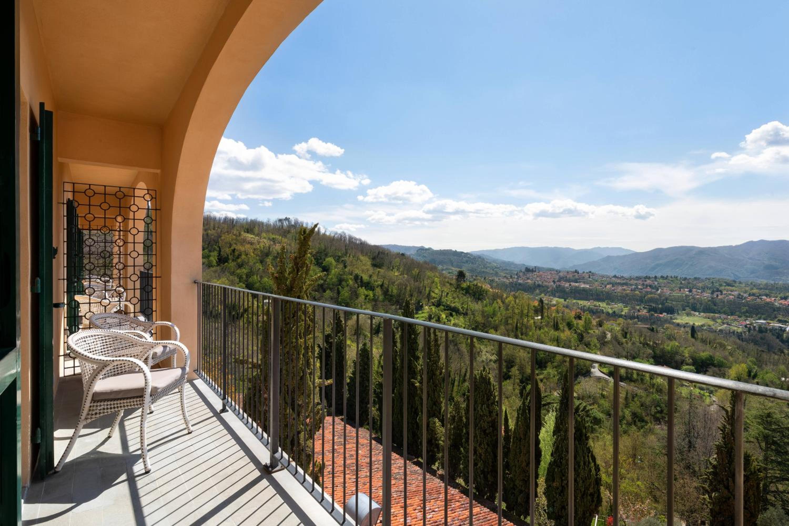 Balcony Deluxe King Room with View - Photo 4