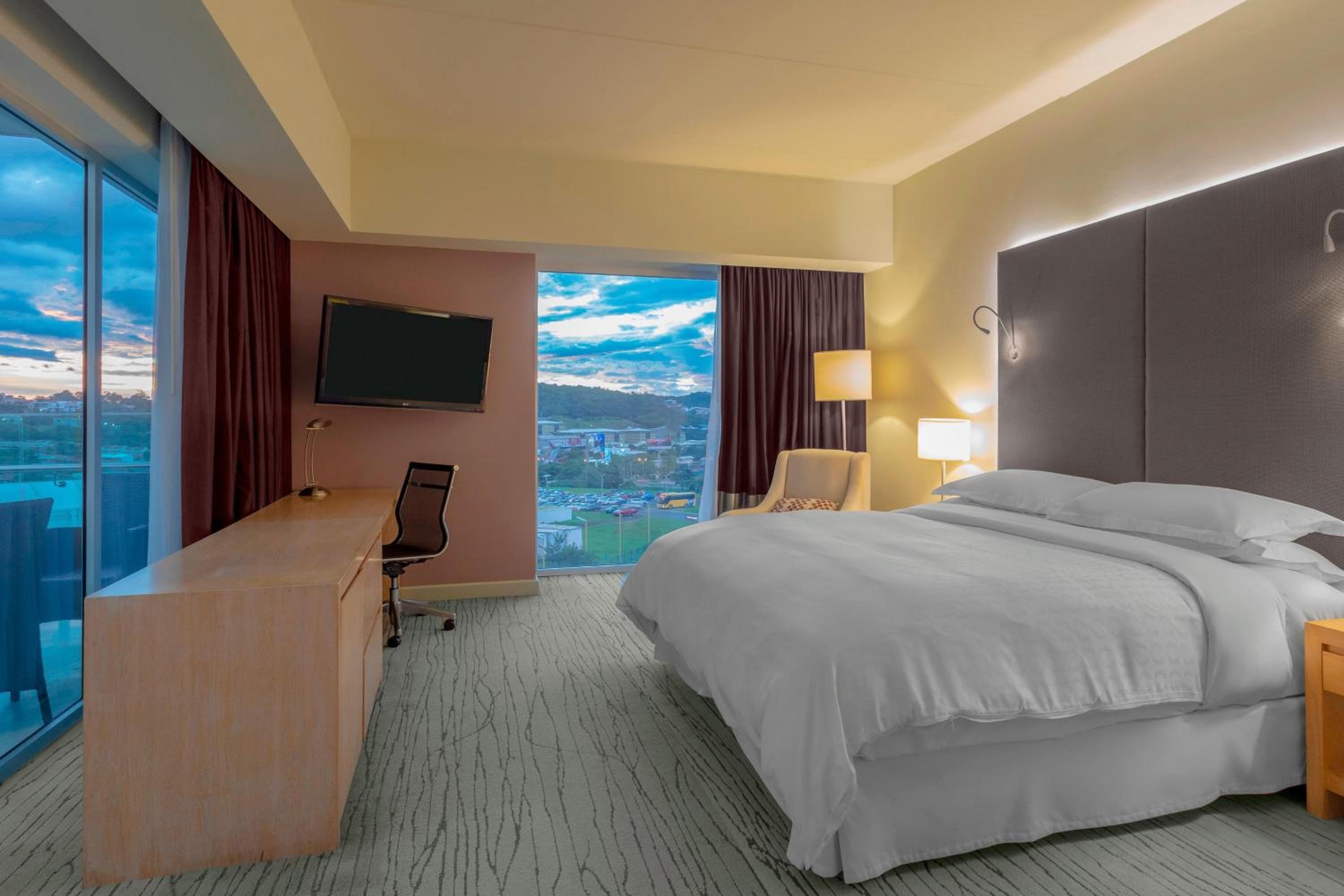 Deluxe King Room With Balcony - Club Lounge Access